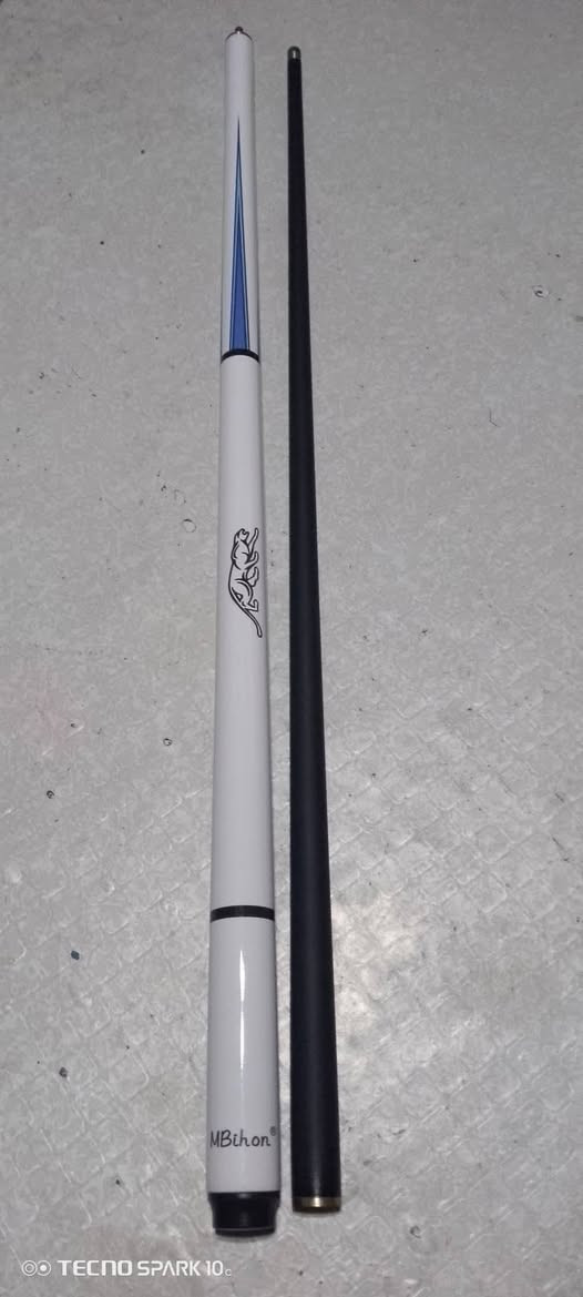 بناءً على الصورة، هذه عصا بلياردو (Cue Stick) احترافية، وتحديداً من الطرازات الحديثة التي تستخدم تقنيات ألياف الكربون أو الفايبر جلاس لتعزيز الأداء والمتانة.
#نزل_سعرك بما يرضي الله وبالعافية عليكم شباب 
#تتميز_هذه_العصا_بعدة_خصائص_تجعلها_مناسبة_للاعبين_المهتمين_بالدقة:

#التصميم: تأتي بلون أبيض لامع مع رسومات مميزة (مثل طبعة الفهد أو النمر) وخطوط زرقاء وسوداء.

#المادة: غالباً ما تكون مصنوعة من ألياف الكربون (Carbon Fiber) أو الألياف الزجاجية (Fiberglass)، مما يوفر مقاومة للانحناء وتحكماً أفضل في الضربات.

#النوع: تُعرف تجارياً بأسماء مثل "Shining White Leopard" أو تتبع علامات تجارية مثل "Mbihon" أو "HCTQ".

#المواصفات_التقنية: يبلغ طولها المعتاد حوالي 145-147 سم، وتأتي بوزن يتراوح بين 19 إلى 21 أونصة، مع رأس (Tip) بقياس 12.5 مم إلى 13 

جديد لوك بالجيس مامستخدم بالكارتونه.
توجد خدمة توصيل للمحافظات كافة #ب5فقط_الاف.


**إذا كنت صاحب هذا الإعلان وتريد حذفه لأي سبب، رجاءا أرسل رسالة إلى الدعم الفني**