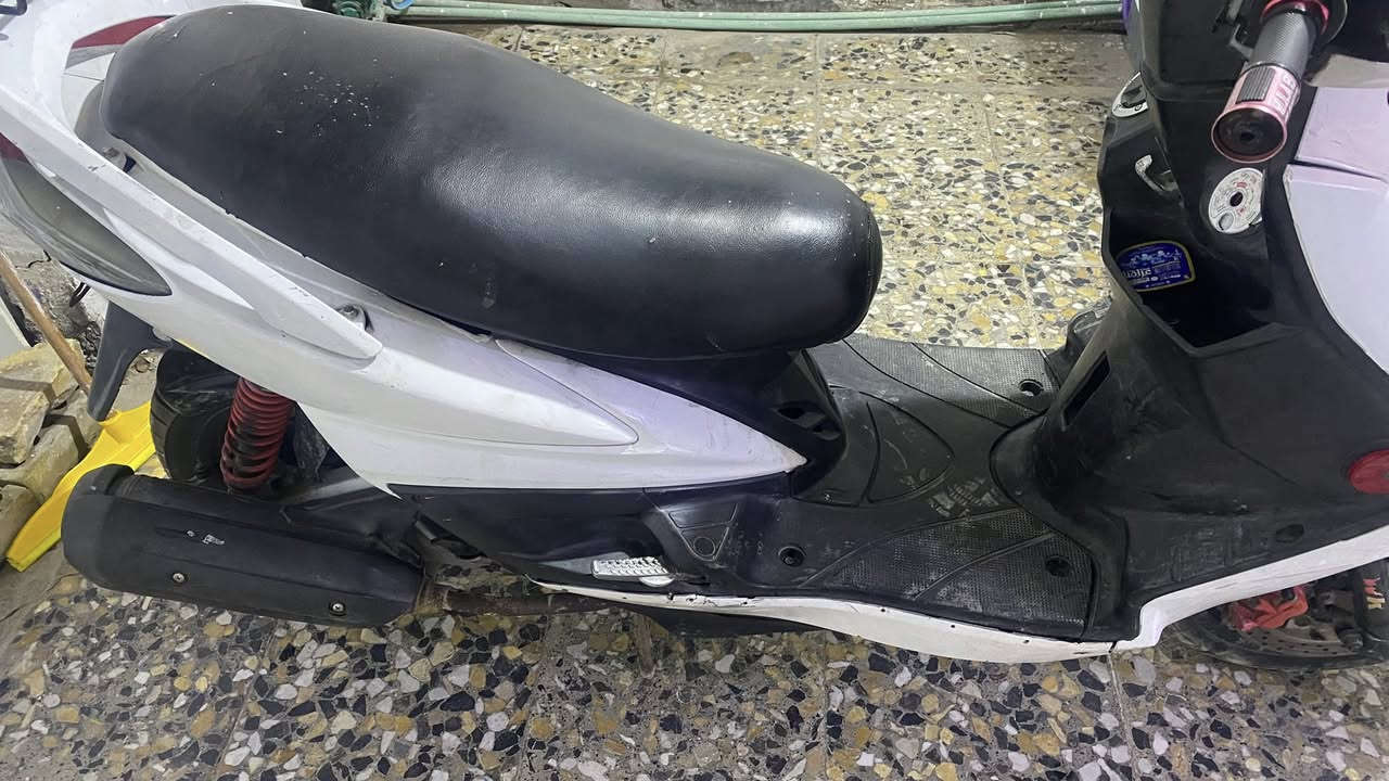 سلام عليكم سكنس فحل كوري 2012مكينة ناعمة تخبل كابريتر تجاري دبلات جدد تايرات جدد كهربائيات كاملة الدراجة ما ناقصهة شي بس الكلجات شوية يرادلها إدامة السعر 450 وبيها مجال 
رقمي ***********
