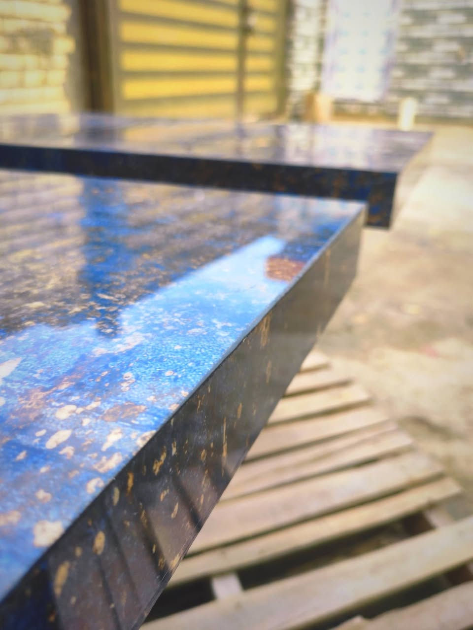 ✨ اللهم صلِّ على محمد وآل محمد ✨
🔹 طاولة بورسلين فاخرة (ميز ديكور عصري)
بتصميم أنيق ولمسة فنية مميزة تضيف فخامة لأي مكان 🔥
📏 المقاسات:
الارتفاع: 50 سم
العرض: 45 سم
الطول: 80 سم
🎨 نوع النقش: بورسلين بنقشة Galaxy Blue (المجرة الزرقاء) 🌌
ألوان عميقة مع تأثيرات ذهبية تعطي إحساس بالفخامة والرقي
💎 مناسب:
صالات الاستقبال
المكاتب
الديكور العصري والفاخر
📌 حسب الطلب تم تنفيذ هذا العمل بإتقان عالي
🌙 ختامية مباركة لشهر رمضان
نسأل الله القبول والطاعة 🤍
🏭 معمل الأخوين
إبداع مستمر… وجودة تثبت نفسها
📲 للاستفسار والتواصل:
واتساب***********
            ***********
فيسبوكhttps://www.facebook.com/share/1CSZgZLsjg/
إنستغرامhttps://www.instagram.com/a_4esi?igsh=eGppcWZkenc1d25t
راسلنا مباشرة وننفذ لك أي تصميم على ذوقك ✨
