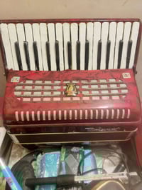 اكرديون للبيع مع هارمونيكا عنوان بغداد وهذا رقم الهاتف ٠٧٩٠٥٦٧٣٣٨١