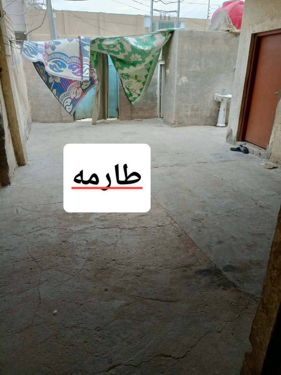 موقع حي عسكري مدار 3000
ركن ع ساحه مساحه 318 متر 
موقع مميز 
يحتوي علة غرفتين وصاله وحديقه واستقبال وصحيات خارجيه وداخليه و 
مطبخ  يحتوي علة محلات 2 
موقع مدرسه 6 كانون و ثانويه الكرار 
ركن ع ساحه 
تفاصيل تواصل مع رقم***********
