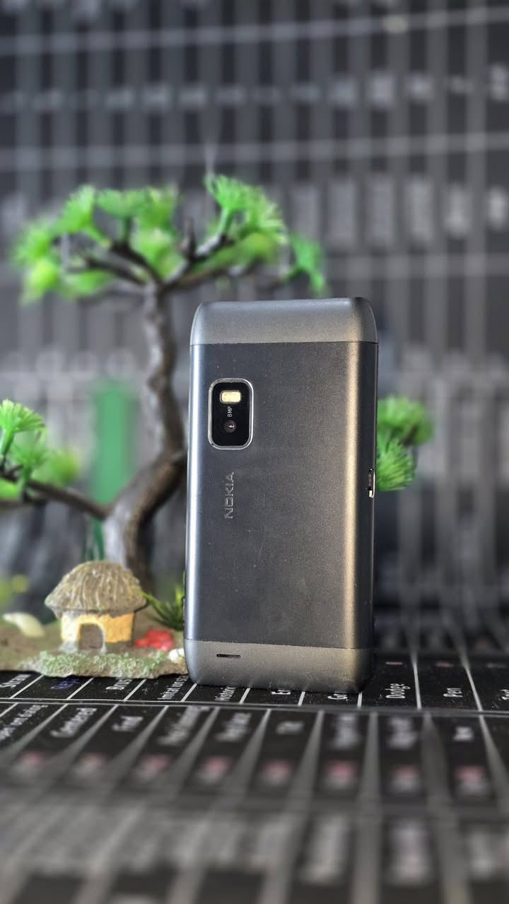 🔥 #للبيع
: تحفة #نوكيا الكلاسيكية 
Nokia E7-00 (Original) بحالة ممتازة جداً! 🔥
​لعشاق الفخامة وأجهزة نوكيا النادرة، #هاتف Nokia E7 الغني عن التعريف بتصميمه السحاب الفاخر.
​📱بعض من المواصفات والمميزات:
​⌨️ كيبورد سحاب كامل (Full QWERTY Keyboard): يعمل بسلاسة وبحالة ممتازة.
​📺 شاشة AMOLED ClearBlack: #ألوان رائعة مع ميزة الإمالة الهيدروليكية الشهيرة.
​📸 كاميرا 8 ميجابكسل: #تصوير ممتاز مع فلاش LED مزدوج.
​📷 كاميرا وشاشة شغالين 100%: #الجهاز شغال بالكامل بدون أي مشاكل في اللمس .
​💎 جسم ألمنيوم فخم: هيكل متين #ونظيف جداً كما موضح بالصور.
​💾 ذاكرة داخلية 16 جيجابايت.
​✨ قطعة ممتازة جداً للاقتناء الشخصي أو للاستخدام الكلاسيكي!
📞 #للتواصل #والطلب: [تواصل عبر الخاص] 
او على رقم #الهاتف ***********
