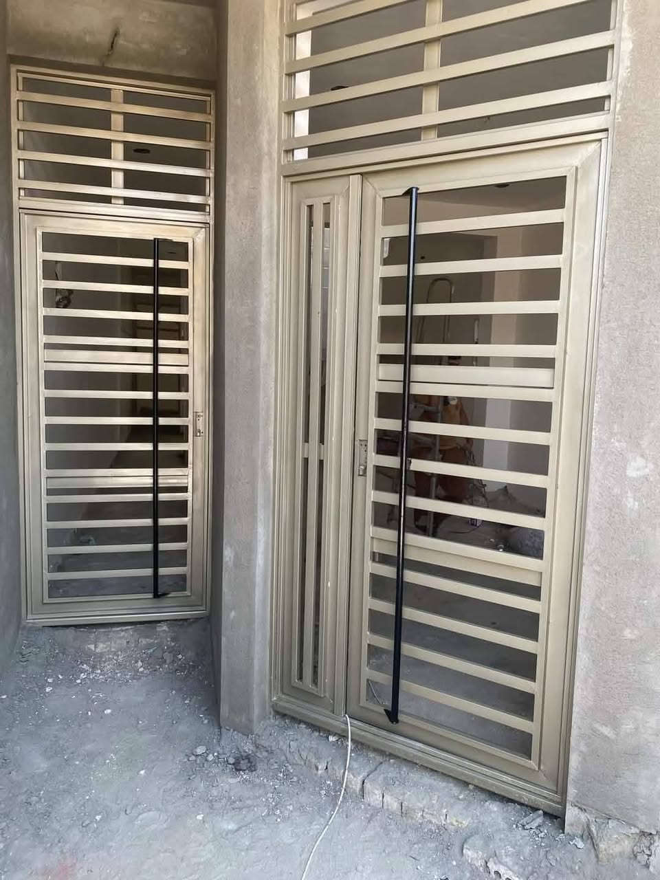 صباغ ابواب وشبابيك بأسعار مناسبه ***********
