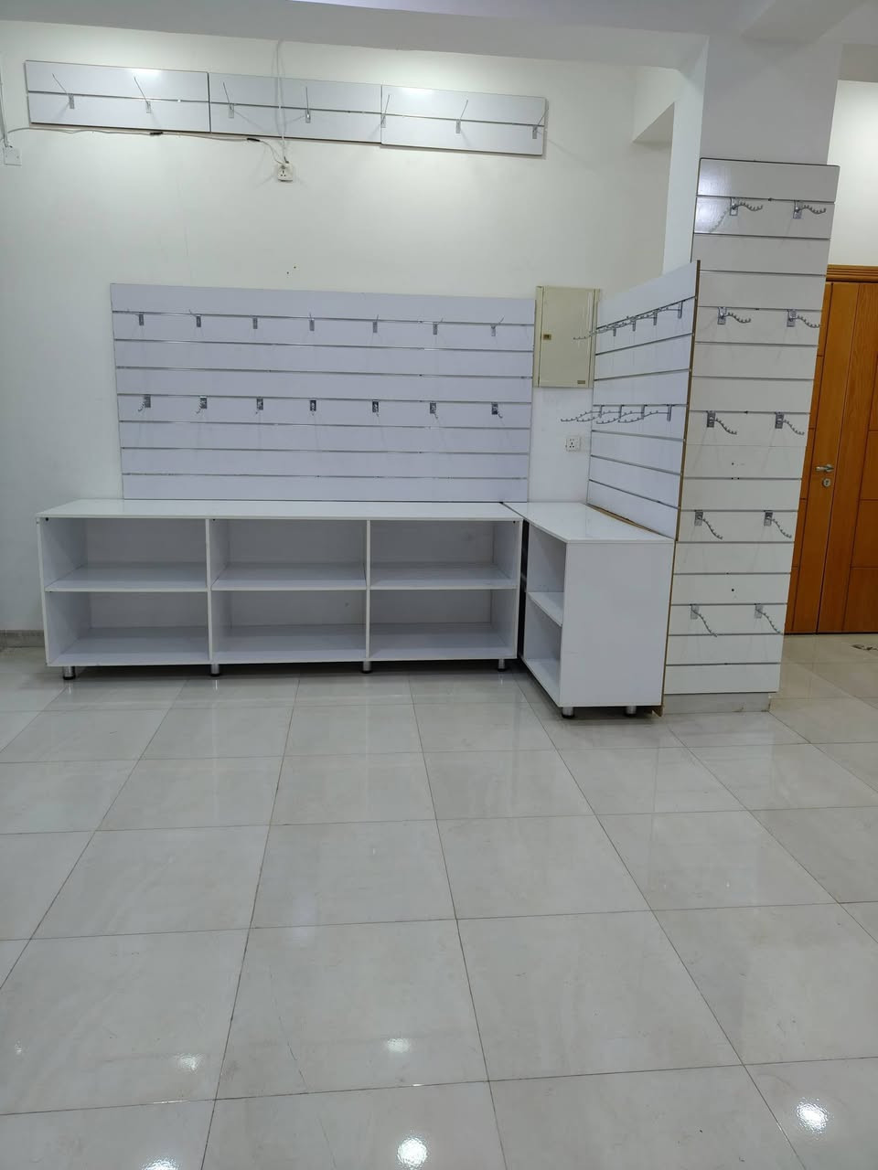 متوفر 3 ميوزة خشب مثل الموضح بالصورة
-الي بالصورة ابعاده 250 سم والعرض 73 والارتفاع 90 سم

- الثاني ابعاده. الطول 366 سم والعرض 73 سم والارتفاع 90 سم
- الثالث ابعاده. الطول 366 سم والعرض 50 سم والارتفاع 90 سم
 ايضا يوجد رفوف خشب بابعاد مختلفة وسجج واذرع لتعليق الملابس
للاستفسار مراسلة على الخاص 
او مراسلة الرقم ***********
