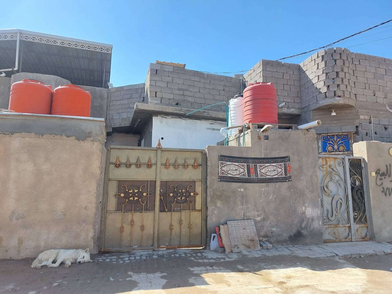 بيت  طابو زراعي مساحة 100/ متر العرض 5/. والنزال 10/  السقف كونكريت السقف جديد صار 4/ سنوات البيت يحتوي ع حمام خارجي وداخلي + مطبخ +   استقبال  + غرفتين نوم + وحده جوه وحده فوق +  استفسار رقم الهاتف  وبي واتساب *********** المنطقه حدان ابو الخصيب منطقة البز
