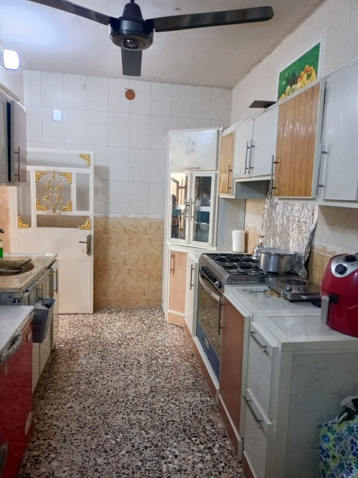 بيت المساحه 75 متر مريعة يحتوي على استقبال ومدخل ومطبخ وغرفتين نوم وبيتونه وصحيات وترك للاستفسار التواصل على هذا الرقم*********** الموقع في منطقه السكلات ال١٣
