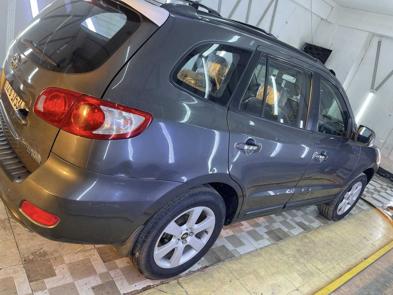 سنتافي. خليجي    موديل 2008 فول مواصفات. 

 تحكم ستيرن  

كروز  مثبت  سرعة 

شاشة كبيرة  اندرويد+ كامرة

مري شفط. + تحكم بالمري 

اشاير بالمري

كشن السائق كهربائي 

٧ راكب    

تبريد ٣ قطع 

فتحة سقف  

ABS

 محرك.  6 سلندر     2700

محرك وكير خير من الله. 

السيارة كفالة عامة    والسونار موجود بيها القطعة الي موضحه بالمنشور جراد وليس صبغ.  بس بالسونار كال تطلع عندي صبغ بس قطرة معجون ماكو بيها
 السعر 129 

وبيها كم بارد كما موضح بالسونار 
.    السيارة كاملة مكملة وبالعافية على الي يأخذها  

رقم السيارة اربيل. بسمي   تحويل شوكت ما تحب.  سنوية تنتهي  نهاية 2028
صاحب السياره Mohammed Qasim Al-Moussawi
رقم ***********
