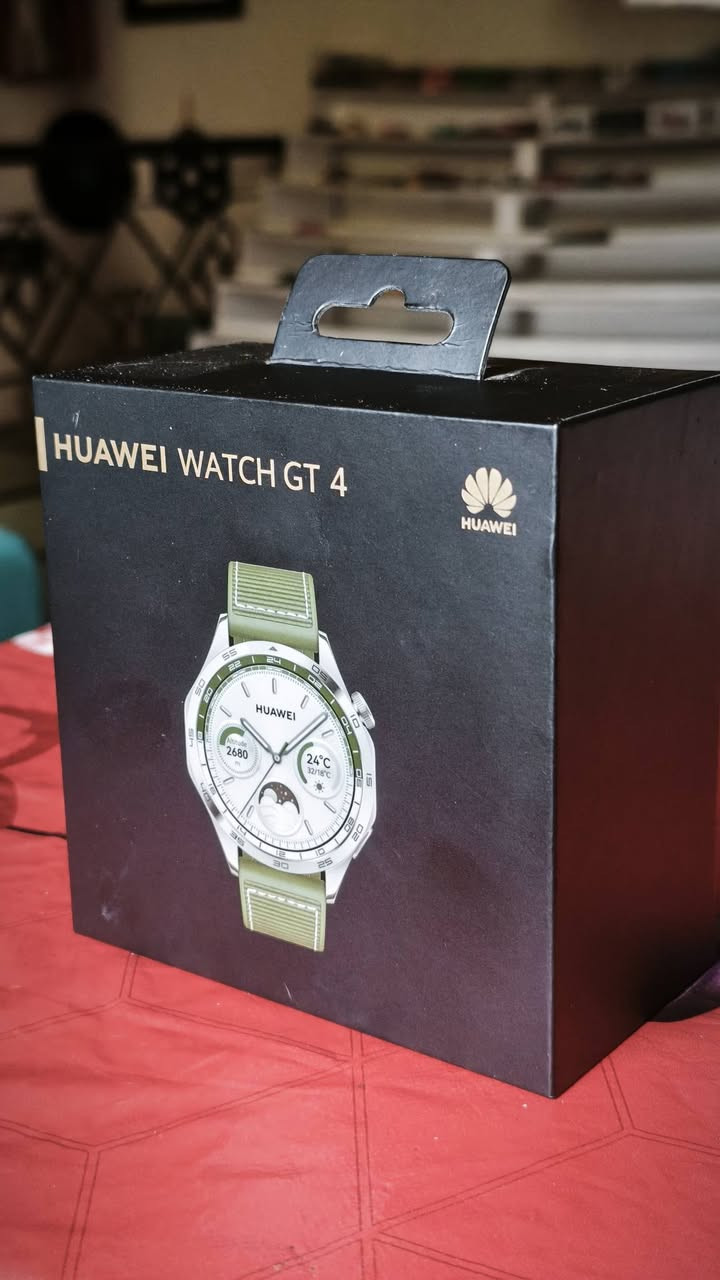 ساعة هواوي GT4
فقط الطخة الموضحة بالصورة وما مأثرة لا على الشاشة ولا على عمل الساعة واصلا ممبينه . شغالة فول
كامل ملحقات علبة وشاحنة 
قيم باللي يرضي الله .
بغداد الحرية ***********
