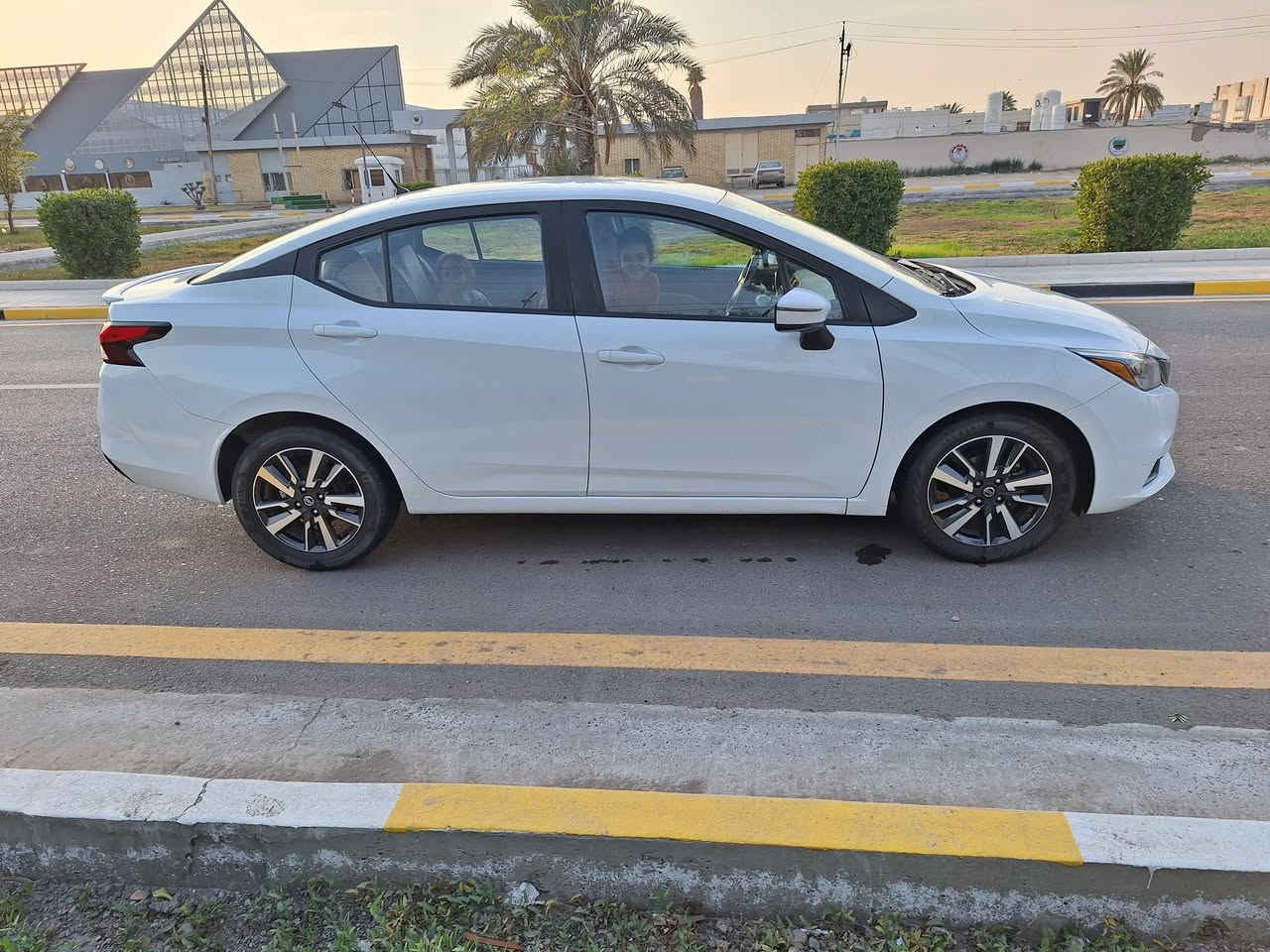 السلام عليكم للبيع نيسان سني مكسيكي خليجي موديل 2021 ابيض رقم اربيل الجديد سنويه ما ساقطه بسم عربي تحويل بشرط مكفوله من الصبغ والتبديل واليارد فقط قبق الصندوق مبدل بلادي ومصبوغ اثر طخه جدا بسيطه بدون اي دواخل محرك كير مكفولات شاشه كاميرا حساس خلفي شاشة اعطال مري شفط وباقي مواصفات السني المعروفه مكان السياره بغداد نفق الشرطه  السعر 120 مجال بسيط للإستفسار ***********/ ***********
