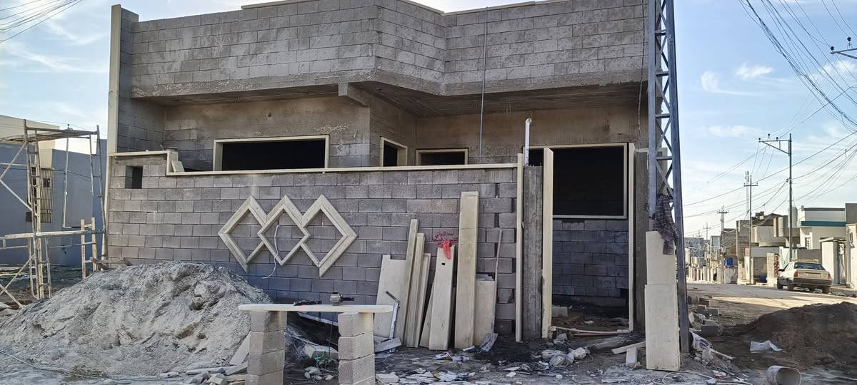 � دار للبيع  🏡 ركن عل شارعين 
📍 الموقع حي الملاين الثانيه يم جامع الريان ماركت النون 

📐 البيت قيد الانشاء خلال شهر ونص تستلموا مفتاح

🛏️ الاستقبال والهول السقوف مالهم جبس امبور ابواب الداخليه تركي من هذا الدرجه اولى الواجهه مال البيت عشره والعمق 15 البيت تستلموا كامل على اخر حبايه موقع البيت ركن وحيل حلو الشبابيك مال البيت راح يصيرون بلاستيك اسود
🍽️ البيت يتكون عدد الغرف ا2 استقبال وصاله ومطبخ وغرفتين بالصدر ودرج والمشتملات معزولات عن الصاله
✅ مساحه البيت 150 متر موقع البيت كلش حلو ركن الشارعين البيت تستلموا زيرو مفتاح بس بخلال شهر ونص
✅ بيت بستان زراعي الك حق التصرف بي كارت بلديه 
✅ خدمات كامله ماء كهرباء تبليط
✅ الاستفسار اكثر او مراسله الصفحه او اتصال على الارقام التاليه
✅ *********** واتساب 
*********** واتساب
