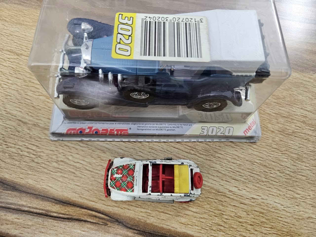 سيارة لعبة معدنية (Die-cast) من إنتاج شركة Majorette، وهي تجسيد لسيارة كلاسيكية فاخرة. 
صناعة فرنسيه 
طول السيارة قرابة ال ١٤ سم 
السعر ٦٠ الف


**إذا كنت صاحب هذا الإعلان وتريد حذفه لأي سبب، رجاءا أرسل رسالة إلى الدعم الفني**