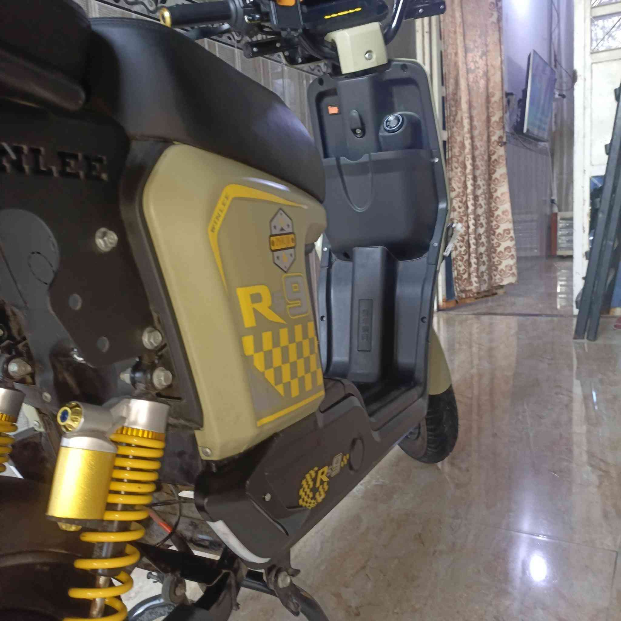 دراجه R9Sشركه وينلي 2026.. سعر 480❗بصره حيانيه 
فول مواصفات 32 امبير 
5 بطاريات دبل  2026 
تايرات ثنيهن مبدلهن جدد اصلي 
صارلهه شهرين ونص عندي 
ما بيهه اي نقص مرايات جدد ..بس اشاره مكسوره 
واتساب موجود ***********
