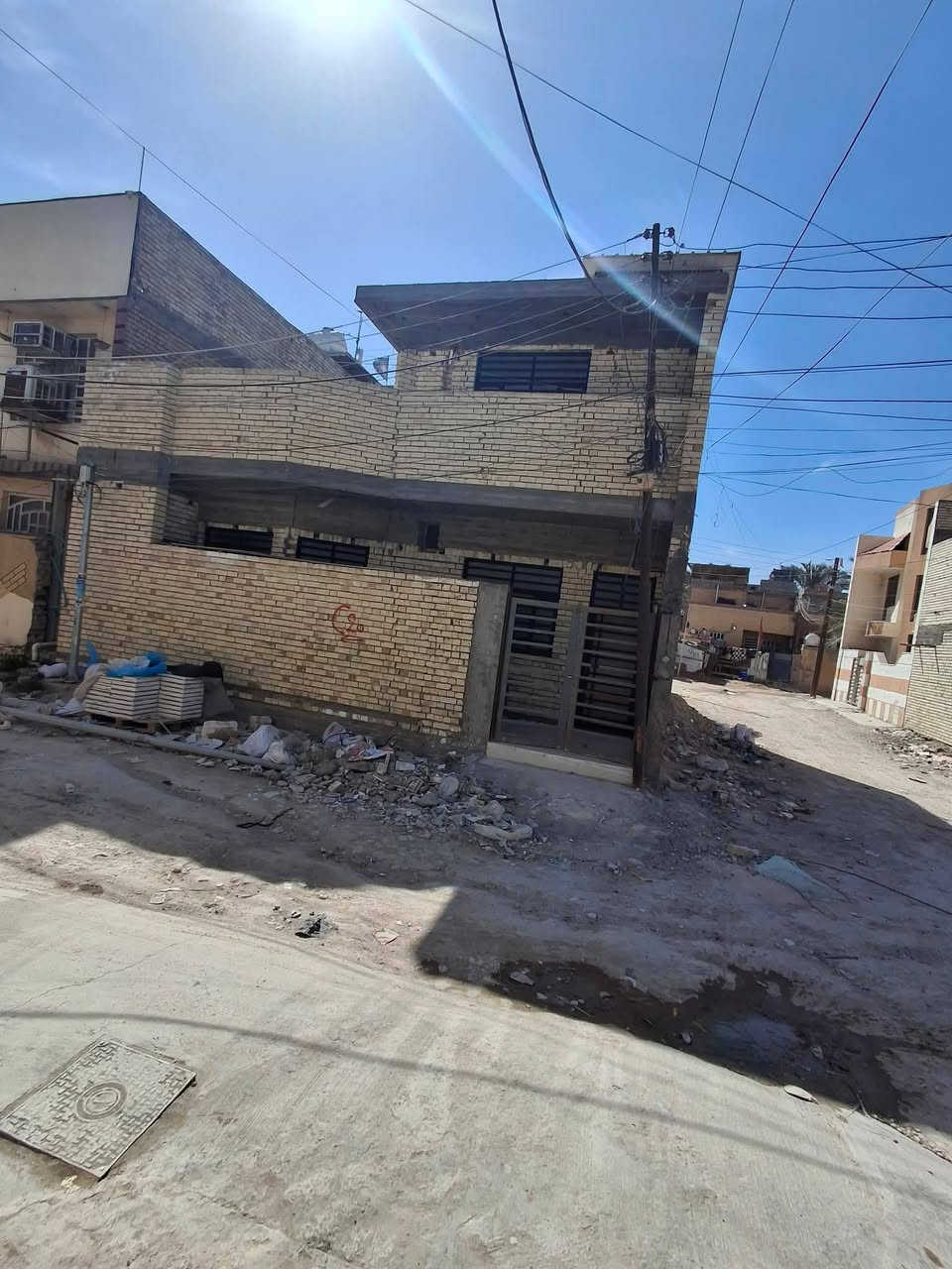بيت للبيع مساحه 100متر مربع (١٠×١٠) ركن طابو زراعي سند ٢٥
بناء حديث سنة ٢٠٢٦  طابق ونص يتكون من استقبال وصاله ومطبخ وغرفة نوم وحمام جوه
 والطابق الثاني غرفة وهول كبير وحمام وسطح 
العنوان : الزعفرانية/ نهاية شارع المعهد/ محلة 962 خلف مدرسة السلام 
التواصل : الاتصال على الرقم *********** 
او المراسلة على الواتساب *********** 
موقع البيت على الخريطة : https://maps.app.goo.gl/Ex2bJVUG3SKPyUJx8?g_st=aw
