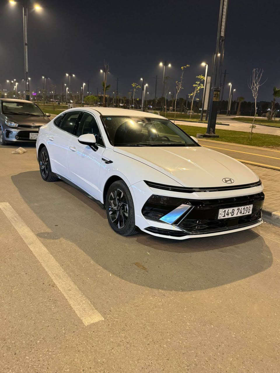هونداي سوناتا ٢٠٢٤ فول عدا البانوراما حادثها موجود بالصور تبديل دعامية اصلية نفس اللون والبنيد pdr صار بي تكحيل وتغلف ppf السيارة مكفولة من الصبغ بدون شواصي بدون لغود بدون ايرباكات معروفة مواصفاتها رادارات ٣٦٠ درجة كامرة خلفية دوارة  كشن سايق كهرباء تدفئة سعرها ٢٠٥ مجال قليل للاستفسار 
*********** البصرة, العراق

