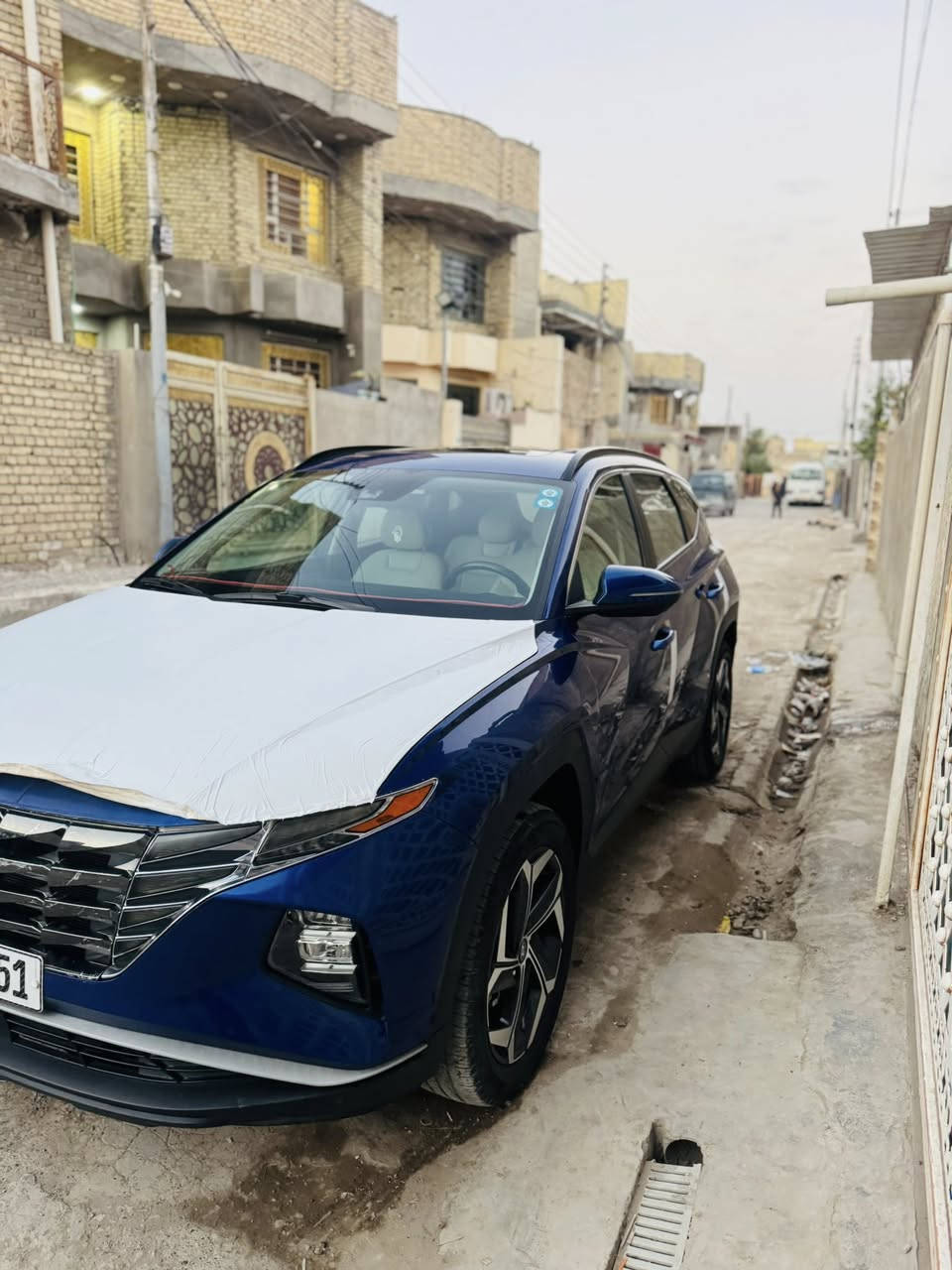 السلام عليكم.............
 سيارتي توسان زرق 2023 وارد امريكي رقم بغداد انگليزي

ماشية25 الف ميل قابل للزيادة

محرك 2500

3 انظمة قيادة 

 normal ، 

sport ، smart

جنطة كهرباء

تبريد قطعتين

اوتو ستوب

اوتو هولد

مانع انزلاق

رادار جانبي(مرايات)

مثبت سرعة

مثبت مسار(عدم خروج عن المسار)

نظام منحدرات

بصمة

فتحه كهرباء بالقمارة

تحكمات ستيرن

كشنات تدفئه
داخل سياره بيض ملكي 
كشنات تحكم كهربائي

كاميرا دوارة

شحن وايرلس

تشغيل عن بعد

النقطة العمياء

وغيرها من التحكمات المعروفة

السعر188 $ وبيها مجال                 مكاني بغداد

السيارة الحادث كماه موضح بل صوره جدنه بسيط سياره ليبل وحد  بدون دوخل 

موبايل+واتساب.                                ***********
