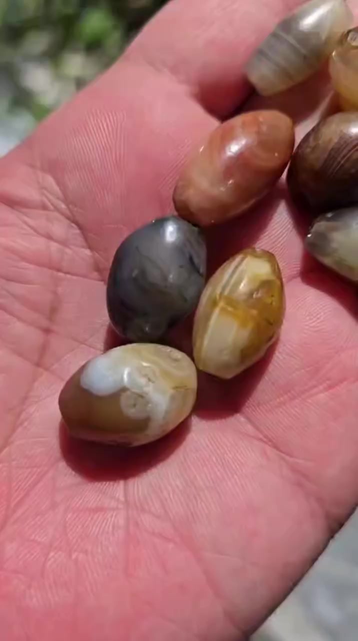 جزع يماني قديم شرط الأصالة 
سعر القطعة  ٣٥ الف 
يوجد توصيل بغداد وجميع مدن العراق 
***********
