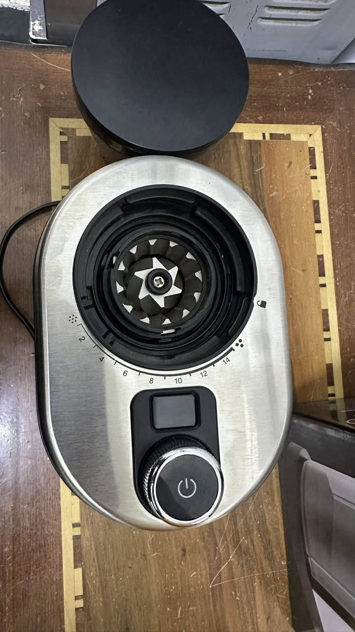 مطحنة قهوة كهربائية براند ايطالي من ماركة Tescoma، مزودة بآلية طحن معدنية مخروطية عالية الكفاءة مع إمكانية ضبط درجة الطحن وعدد الجرعات حسب نوع القهوة.
مصممة لطحن حبوب القهوة بسرعة وسهولة، مع إمكانية ضبط درجة الطحن حسب الرغبة. تناسب مختلف طرق تحضير القهوة مثل القهوة الشرقية باستخدام الجازوة، القهوة الإسبريسو، الموكّا، القهوة الأمريكية، والقهوة المحضرة في الإبريق.
تحتوي على ميكانيكية طحن مخروطية معدنية عالية الكفاءة تحفظ نكهة الحبوب وتعمل بلطف عليها. جسمها مصنوع من الفولاذ المقاوم للصدأ مع أجزاء بلاستيكية متينة. تعمل بالطاقة الكهربائية بجهد 230 فولت.
مواصفات المنتج:
• طريقة الطحن: ميكانيكية مخروطية معدنية
• إمكانية ضبط درجة الطحن حسب نوع القهوة
• ضبط عدد الحصص ووقت الطحن للتحكم بالدقة
• مادة الصنع: فولاذ مقاوم للصدأ وبلاستيك مقاوم
• مصدر الطاقة: كهربائي بجهد 230 فولت
السعر 125 الف 
للاستفسار واتساب ***********
