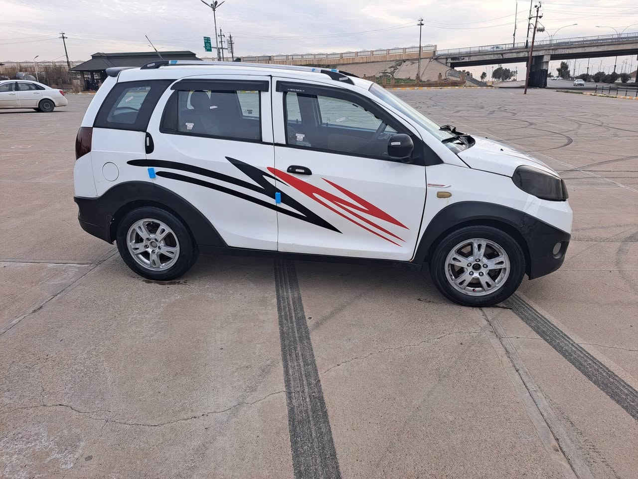 السلام عليكم ..
سيارة شيري X1 موديل 2014 لون ابيض و رقم أربيل 
حجم المحرك 1400 " وكير اوتوماتيك وعادي نظامين 
" حساسات خلفية وتبريد شغال و داينمو جديد وباتري جديد وكلاج كامل جديد ودوشمة جديد " صدر كامل جديد ودبلات امامي جديد " والسيارة حلوة ومرتبة ومبينة بالصور " 
بيها قطعتين صبغ جاملغ جهة السكن والبنيد بس بخ بدون معجون ونواقصها عمبار بريك والمحرك بي تبخير وتنقيص يعني تجفت نص محرك والسيارة شغالة وتكدر تاخذ بيها تراي ل بغداد "والسنوية بأسم شركة و منتهية من 2019 وصاحبها يسوي وكالة وسعرها ( 25 ) ورقة وبيها مجال وللتواصل والاستفسار الأتصال على الرقم التالي ( *********** ) وبي واتس اب .
