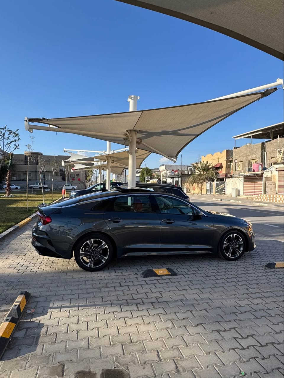 السلام عليكم

كيا 2021 K5 EX لون رمادي فول مواصفات واحد على واحد
صبغ جاملغ خلفي فقط باقي السياره كفاله
المواصفات EX فول 1/1. 

1- بصمة ابواب + تشغيل عن بعد. 

2- شاشة حجم كبير + داخل صاج ملكي. 

3- رادار امامي وجانبي وخلفي و بريك طوارئ وحساسات خلفيه. 

4- هاندبريك بصمة +ميموري كشن + تبريد وتدفئه كشنات وتدفئه استيرن + كشنات الاماميه كهرباااء.+شحن واير ليس. 

5- صندوق ذكي يفتح عند الاقتراب+ كشن خزن ميموري

6- بك لد مسطره 

7- ويل كب  كروم

8- تبريد شاشة منفصل+ قطعتين تبريد. 

10- سياقة الكترونية + تحديد مسار.  

12-  نظام الترحيب الصوتي + الشاشات. 

14- 4 وضعيات قيادة بل ماوس 

15-اوتو هولد للتوقف الالكتروني بل ازدحام. 

16- محرك 1600 turbo 

17-كامرة خلفيه

ملاحضة هاي السيارة تعتبر اعلى فئة 

180  بيهة مجال بسيط حك الجيه

مكاني البصرة

*********** البصرة, العراق
