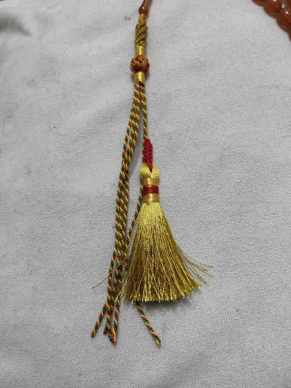 السلام عليكم 
مسباح سندلوس قديم مغلف بالكامل لون عسلي جراخه يدويه بالكامل كركوشه خليجي قطعه خامه وفخامه اجمل من الصور فوك ماتصور ملمس وطكه رغم نعومة الخرز 
الوزن 34 غم القياس 9 * 12 العدد 51 خرزه 
السعر 40 الف للتواصل ***********عنوان البصرة جبيلة
