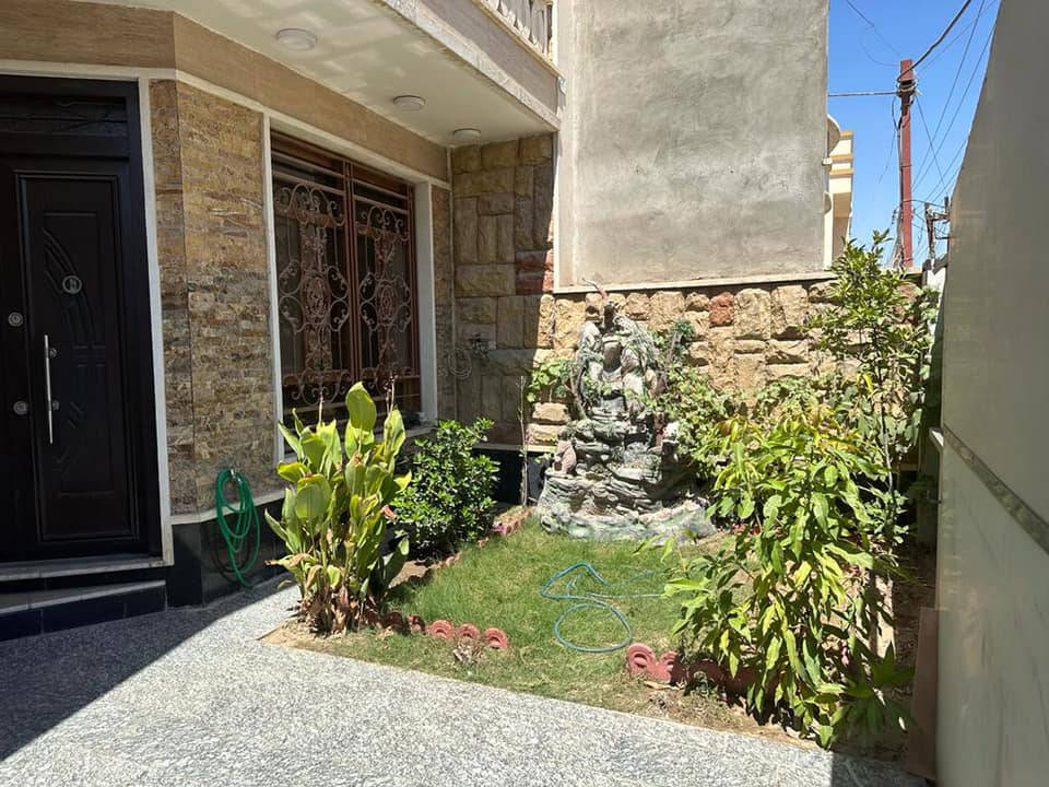 للبيع دار  او مراوس بناء درجه اولى
 المنصور. حي العربي قريب للجوازات
 مساحه ١٢٤ متر جبهه 7.30 م
بناء 2019
دار بناء حديث ممتاز يتكون من ثلاث غرف نوم+ استقال + حولي + مطبخ + ٢ حمامات + كراج وحديقه ارضيه مرمر وابواب صاج وشبابيكPVC درجه اولى
الطابق الاول 
كراج وحديقه واستقبال ومطبخ وحولي وغرفة نوم وحمام ومناور عدد ٢
الطابق الثاني 
٢ غرف نوم + بالكونه + حولي + حمام 
الطابق الثالث 
بيتونه سطحين للاتصال ***********
