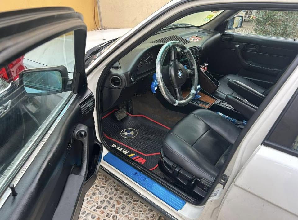 السلام عليكم للبيع او مراوس BMW525iاصل جديده لوك
موديل ١٩٩٠ 
بدون صبغ 
 كير اوتماتيك
٤جام كهرباء 
سنتر لوك  
تبريد 
جاهزه بدون اي نقص 
بدون اي حادث او تبديل او خياس  
عنواني بغداد السيدية
السعر ٧٧$
***********
