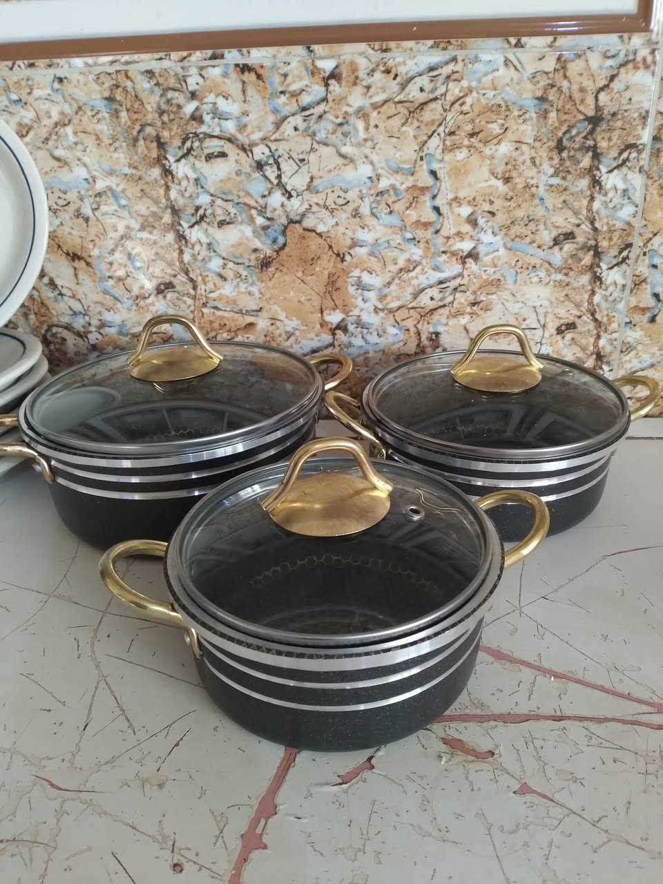 ثلاث قطع تباسي كرانيت الاصلي 
، حافظة طعام 5 
جدر عدد 3 
بلم عدد 6 
السعر 75 الف مع التوصيل داخل الرفاعي رقم الهاتف
***********
