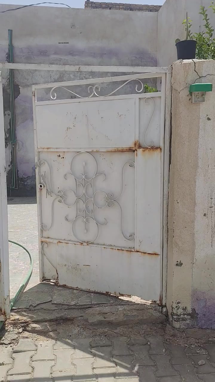 بيت للبيع الدوانيه حي الأمين شارع سيد حسين 200 متر طابقين 4 غرف 2 صاله مع براني مطبخ صحيات داخل و خارج مع مناور 46 مليون ***********
