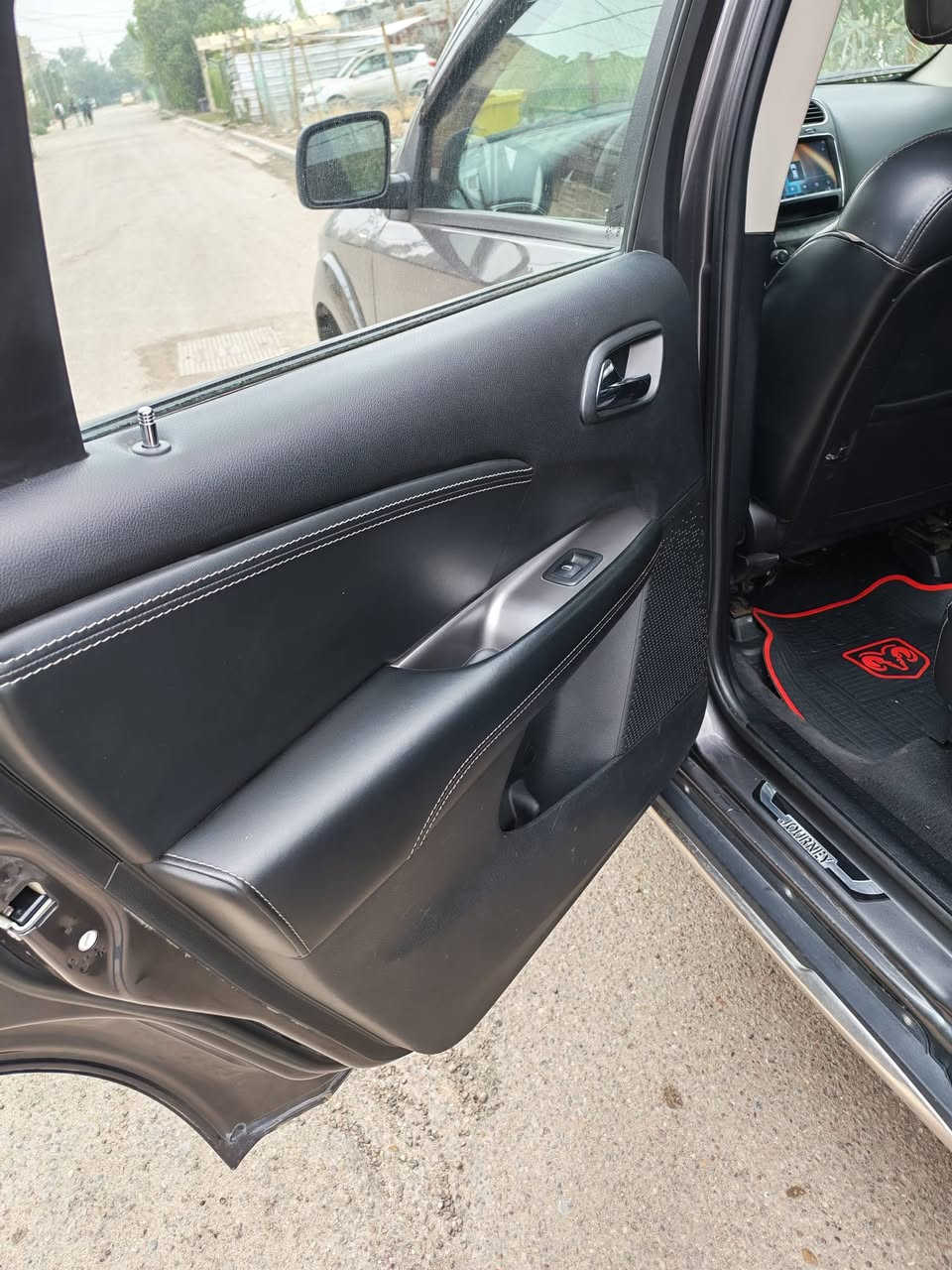 جورني 2016 كروس رود باسمي هزه و سنويه جديده ربع باب صبغ و جاملغ و بنيد مفتوحات
محرك v6
7 راكب
3قطع تبريد

كراسي جلد
تحكمات استيرن
بصمه تشغيل
بصمه ابواب 
تشغيل عن بعد
السعر 142
مكاني بغداد
***********
ماعندي صوره الحادث
