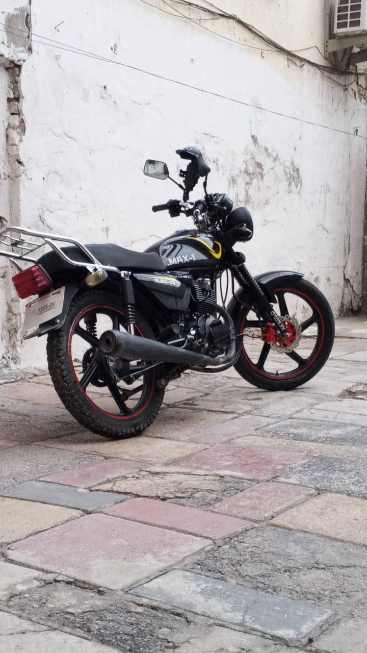 دراجه سونلينك موديل 2025 للبيع هذه دراجة نارية من طراز Sonlink Max-1 SL150-17A. 
الشركة المصنعة: شركة جيانغمن سونلينك (Jiangmen Sonlink Motorcycle Co., Ltd)، وهي شركة صينية. 
الطراز: Max-1 SL150-17A.
سعة المحرك: متوفرة بسعات مختلفة، بما في ذلك 125 سي سي و150 سي سي. 
اللون: سوداء مع خطوط صفراء وحمراء على الإطارات.
الميزات: تتميز بتصميم عملي ومناسب للتوصيل، كما يظهر من الصندوق الخلفي المركب عليها
للاستفسار مراسله *********** 
العنوان بغداد 
كروب بيع وشراء الدراجات بريز في بغداد 
معرض دراجات الغيبي 
دراجات بيع و شراء -بطح فقط
