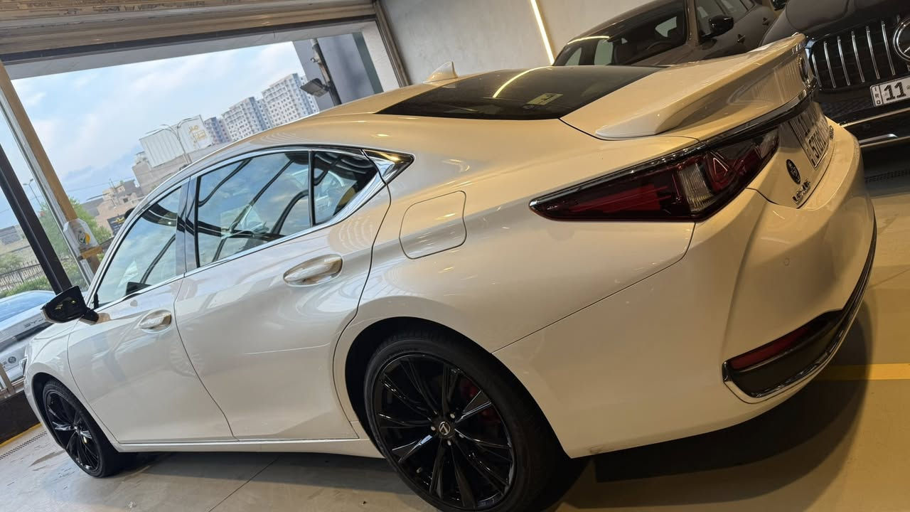 السلام عليكم ،

لكزس ES300h
2024
خليجي وكالة عبد اللطيف جميل
ماشية ١٢ الف كيلو فقط
بدون اي صبغ او بارد او شخط
رقم بغداد 

السيارة كل صيانتها بشركة لكزس بغداد 

السعر : 34,500 $

***********
***********
