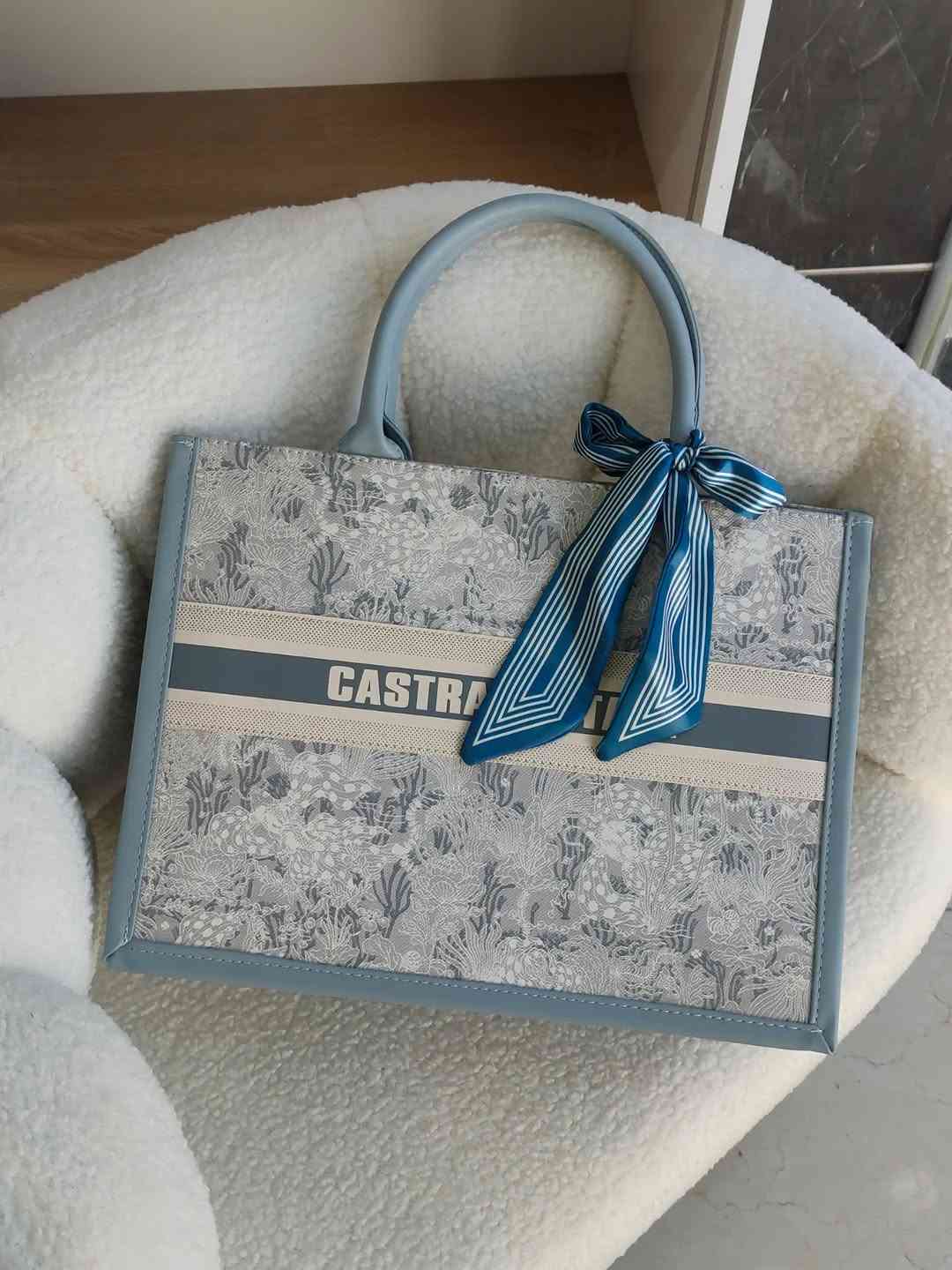 ✨ ألوان هادئة وتصميم يخطف القلب 💙🩷
👜 حقيبة كبيرة بكوالتي ممتازة، مثالية للدوام، الجامعة أو الاستخدام اليومي.
✨ الجلد سوفت وناعم ولمسته تجنن
✨ القاعدة ثابتة حتى تحافظ على شكلها
🎀 تجي وياها سكارف يضيف لمسة أنيقة ومميزة
🎨 متوفرة بلونين راقين: 🩷 بيبي بنك
💙 بيبي بلو
📏 الحجم كبير ويكفي كل احتياجاتج اليومية.
💰 السعر: 18 ألف
🚚 التوصيل لجميع محافظات العراق: 5 آلاف
📸 التصوير حقيقي من داخل المحل ✨
🎁 ومتوفر عدنا تغليف هدايا أنيق
💝 سعر التغليف: 3 آلاف
📩 للحجز والاستفسار راسلينا بالدايركت، والكمية محدودة. 🤍✨


**إذا كنت صاحب هذا الإعلان وتريد حذفه لأي سبب، رجاءا أرسل رسالة إلى الدعم الفني**