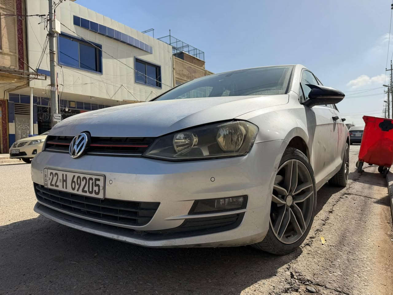 ڤولكس واگن گۆڵف TSI
2015 مەکینە ١٤ و تۆڕبۆ سەیارەکی زۆر خاوێن رەقەم فەحس و هەززە ژینگەو ڕێگابان هەموی نوێیە. سەنوی تاوەکووومانگی ٥  ٢٠٢٧ نوێیە تەنیا یەک بست بۆنیتی سبوغە بەبێ ژوورێ و بەبێ ناو گرتن رەسمی سونەریشدانراوە تەقەو رەقەی هەموو شتێکی بەشەرت دینار مەسرەفی تیانییە .نرخى ١١٣ وەرەقەو مەجال 
شوێن هەولێر
*********** أربيل, العراق
