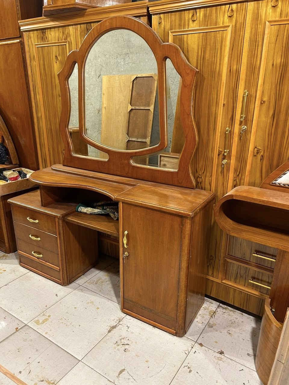 غرفه للبيع 🔥🔥
5 باب ملحق 🚪صاج دنك ظهر الكنتور چمبر شغل توصي ثقيل تكمه🔱⚜️👍🏻👌🏻🔥🔥
للاستفسار الاتصال على الارقام 
اسيا 📞(***********)
كورك📞  (***********)
عنواننا موصل 
حي الحدباء سايدين الصديق معرض عمار ابو حمزه قرب كماليات سند ⭕️⭕️
مستعدون لشراء غرف النوم والكناتير الصاج 👍🏻
