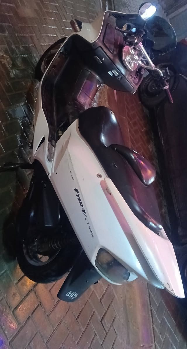 سلام عليكم دراجه 0.6 مراوس بدراجه ماكس نضيفه نضام ABS مانع انزلاق طافيه كاطعه ولف باتري جديد  كهربائيات كلها شغاله فلتر شوته جديد كتف سلف جديد دراجه جاهزه بغداد مدينه الصدر ***********
