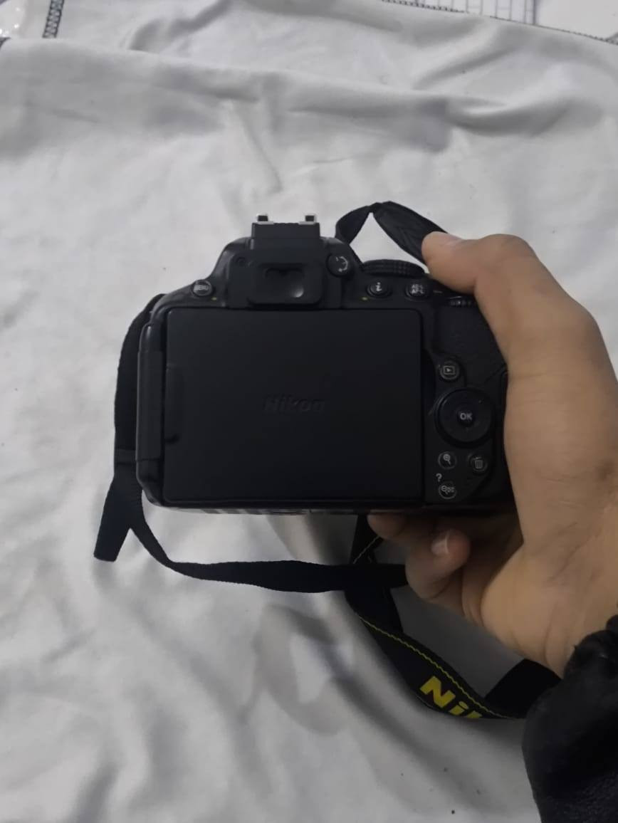 سلام عليكم: شباب كاميرا 5300 نيكون نضيفه مثل ما موضح امامكم  الكاميرا مابيها اي شي للبيع 
الملحقات 
حزام 
بطاريه وحده 
شاحنه 
الستاند 
نك مايك بويا الاصلي 
كيبل نقل الصور 
السعر 370 وبيهه مجال بسيط للطيبين 
مكاني الانبار الفلوجه وجه لوجه


**إذا كنت صاحب هذا الإعلان وتريد حذفه لأي سبب، رجاءا أرسل رسالة إلى الدعم الفني**