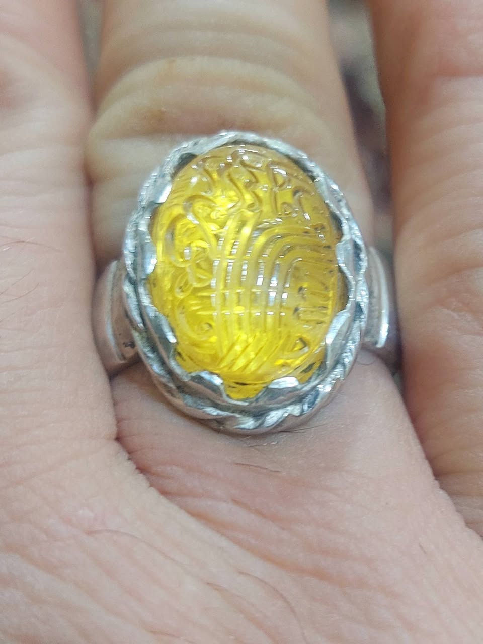 #فوائد #حجر #البلور (#الكوارتز #الكريستالي) #تشمل  #جميع #الوان #البلور  ***********☎️👉  الحجر المعروض حجر بالور طبيعي ولون مميز مطعم بحجر  الزركون الطبيعي بلونه الزهي  العسلي وبي هواي فوائد الزركو
#من #اهم #فوائد #حجر #الزركون #الطبيعي 👇
تعزيز التركيز ،تحقيق التوازن،تخفيف التوتر والقلق ،تنضيم 
الهرمونات،لتحسين العلاقات والرخاء. 
#فوائد #حجر #البلور #وخاصيته👇👇👇🌴🌴
تعزيز صفاء الذهن والتركيز، وتنقيتها للطاقة، وتقوية النوايا، وتحسين الاتصال الروحي، بالإضافة إلى استخدامه في موازنة الشاكرات، والمساعدة في الشفاء العاطفي والجسدي، وتعزيز الإبداع، وجذب الوفرة، وارتداء أنواع مختلفة منه (مثل الأزرق، الأصفر، الأخضر، الوردي، الأسود) يرتبط بفوائد محددة مثل تخفيف القلق، تعزيز الثقة، جذب الثروة، والهدوء، بحسب لونها وطاقتها. 

الفوائد العامة للبلور الصفر والخضر والسود  (الكوارتز الشفاف):
صفاء الذهن والتركيز: يساعد على التخلص من التشويش وتعزيز التفكير الواضح واتخاذ القرارات.

تضخيم الطاقة والنوايا: يعمل كقناة للطاقة العالمية، مما يعزز ويضخم نواياك وأهدافك.

الاتصال الروحي: يرتبط بـ شاكرا التاج ويعزز الاتصال بالذات العليا والوعي الأسمى. 

فوائد حسب لون البلور:

البلورات الصفراء (مثل البيريت، الكالسيت): تعزز الإبداع المالي، الثقة بالنفس، وتساعد في تحديد الأهداف المالية وجذب الوفرة.

البلورات الزرقاء (مثل الأنجليت): تهدئ المشاعر، تخفف القلق، وتساعد في الشفاء النفسي والجسدي.

البلورات الصفر والوردي   (مثل الكوارتز: مفيدة للشفاء العاطفي، التخلص من الحزن والتوتر، وتعزيز 
محتوى مترجَم — الكوارتز الكريستالي الكوارتز الشفاف، أو الكوارتز البلوري، حجر كريم متعدد الاستخدامات وقوي، متوفر في جميع أنحاء العالم. يُعرف هذا الحجر بجماله الشفاف...

محتوى مترجَم — بلورات زرقاء للشفاء تشتهر البلورات الزرقاء بخصائصها العلاجية، إذ تُعالج المشاكل النفسية والجسدية. تُهدئ البلورات الزرقاء الفاتحة، مثل الأنجليت، 

محتوى مترجَم — الشفاء بالبلورات الوردية بلورات الشفاء الوردية مفيدة بشكل خاص للشفاء العاطفي. فهي تساعد على التخلص من التوتر والمخاوف والحزن، مما يفسح المجال 

استكشف 23 بلورة بيضاء: خصائص علاجية واستخدامات روحية - مركز التميز

محتوى مترجَم — بلورات بيضاء لشاكراتك البلورات البيضاء فعّالة بشكل خاص في تنشيط وموازنة شاكرا التاج ، المسؤولة عن التواصل الروحي والتنوير. غالبًا ما يتوافق المعنى ا...

أفضل 10 بلورات سوداء: التعريف بها وفوائدها واستخداماتها

محتوى مترجَم — 5. ديوبسيد النجم الأسود ديوبسيد النجم الأسود معدن نادر ينتمي إلى مجموعة البيروكسين. يتشكل على شكل بلورات سوداء قصيرة ذات نمط نجمي مشع يُرى عند قطع ا...
بيريت - الحجر المحظوظ ربما لأنه يشبه الذهب، يُعرف البيريت بأنه الحجر الكريم الأساسى للحظ والثراء 

البلورات الخضراء - معناها الروحي وخصائصها العلاجية - دجونا وشركاه
محتوى مترجَم — فانظر إن كان مدرجًا في القائمة! لقد جمعنا لك معرضًا للأحجار الكريمة الخضراء الرائعة مع اسم كل حجر. استمتع! ... عقيق الطحلب حجر يُقال إنه يُنعش الروح...

"حجر البلور" وهو حجر زجاجي شديد البياض .. وإن حك وليس هناك فرق بينه وبين البلور ... الخضر او شوهبي او الحمر 

ومن خواصه يزيل ثقل اللسان .. ويفتت الحصى ويطلق البول شربا وتعليقه في اليد اليمنى قيل أنه يسهل قضاء الحوائج ويزيل الرعشة تعليقا والله تعالى أعلم ...

أسئلة أخرى

ما فوائد حجر البلور؟

ما هو أقوى حجر روحاني؟

ما هو الحجر البلوري؟

ما هي الأحجار التي كان يلبسها الرسول؟
حجر البلور" وهو حجر زجاجي شديد البياض .. وإن حك وليس هناك فرق ... بالوانه البيض والخضر والحمر انادر والصفر للميز 

حجر البلور الصفر  النادر 

حجر البلور: جماليات وألوان الأحجار الكريمة فا هوه شفاه  للعصاب وهدو البال وتركيز  وقوي النضر بالتركيز 
الكوارتز الزهري هو حجر الحب غير المشروط الذي يساعد على فتح القلب وجذب روابط صادقة ذات مغزى. الكارنيليان المعروف بخصائصه النشطة النابضة ...
المساعدة في تخليص العقل من الأفكار السلبية · إظهار التواضع والإخلاص والحكمة الروحية · تعزيز قوة الإرادة والاختيارات الصحية · المساعدة على النوم وإزالة الغموض عن ...
حجر الشمس حجر كريم بلوري وذو لون اصفر ☀️او احمر ☄️او نحاسي او اخضر ☘️ويكون لامعا. جدا يطلق عليه لقب حجر القيادة، الذي يمنح القوة 
  يساعد في تحسين التواصل، تهدئة الأعصاب، تعزيز الذكاء الروحي، وتقوية الثقة بالنفس. كيف يمكن التحقق 

يخفف من القلق النفسي.⚡ يرتبط حجر البلور الجندلي ببرجي الجوزاء- الاسد- له ...

يساعدك هذا السوار في تحسين حالتك المزاجية وتصعيد ذبذباتك الايجابية ويمنع الخوف والقلق والرهاب الاجتماعي ويساعدك في طرد لخبطة 

 #منقوش #خط #حترافي 
#فالله #خير #حافظا #وهو #ارحم #الراحمين
