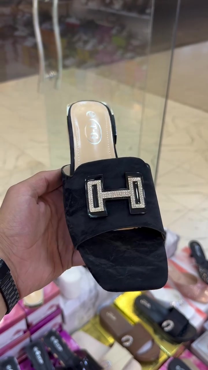 #جديد Zara 💥
توفرت شحاطة طبيه مع دبان طبي بـ 4 الوان مميزة
وزن خفيف وارتفاع 2 سم ✔️
القياسات 41/37
زورونا ونورنا ✨ 
متوفر توصيل لجميع المحافظات 🚚
للحجز دايركت 📤
العنوان - الصويرة - حي المعلمين - قرب تنزيلات حمودي 📍


**إذا كنت صاحب هذا الإعلان وتريد حذفه لأي سبب، رجاءا أرسل رسالة إلى الدعم الفني**