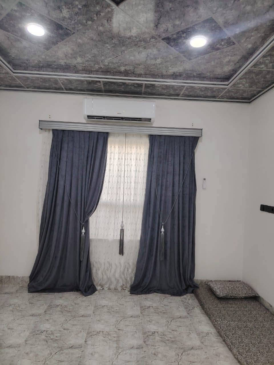 بيت للبيع في حي التسعين قرب جامع سليمان زراعي كرت بلديه المساحه 222 البيت بي نقص قليل اتواصل مع صاحب الدار ***********
