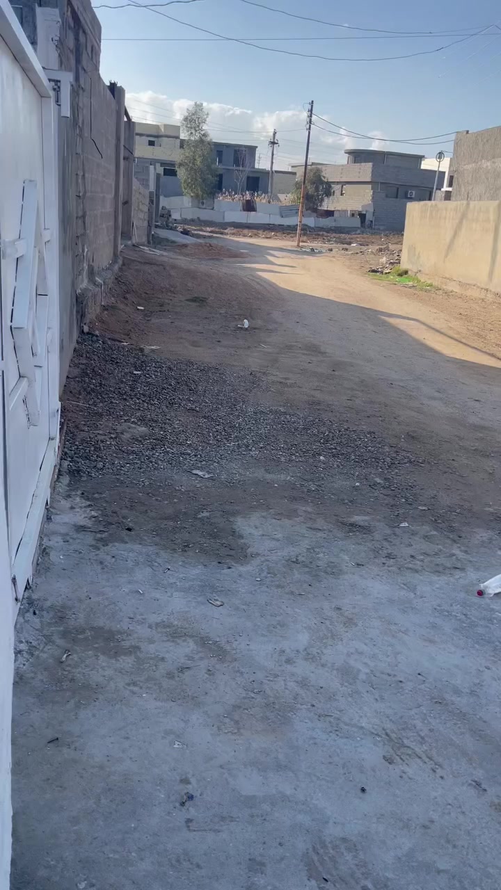 بيت مساحه 150 متر يتكون من غرفه نوم وصاله واستقبال ومطبخ وحمام داخلي طابو زراعي سند 25 باسمي سعره 35 مليون موقعه في حي جبيل قرب الجسر الثالث يتأجر ب200 وموجود مؤجر يريده بس اني اريد ابيع رقمي ***********
