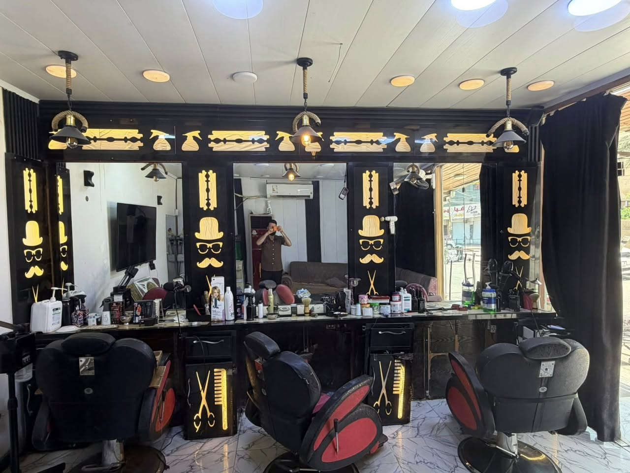 السلام ؏ـليكم
ميز حلاقة مع المرايات مع الجرارات كامل ماعدى الكراسي المنيوم يخبل مناقصه اي شي بس اريد انتقل لغير محل وهذا الميز كبير 
اتصل و تـــↄلڵ
***********

***********
