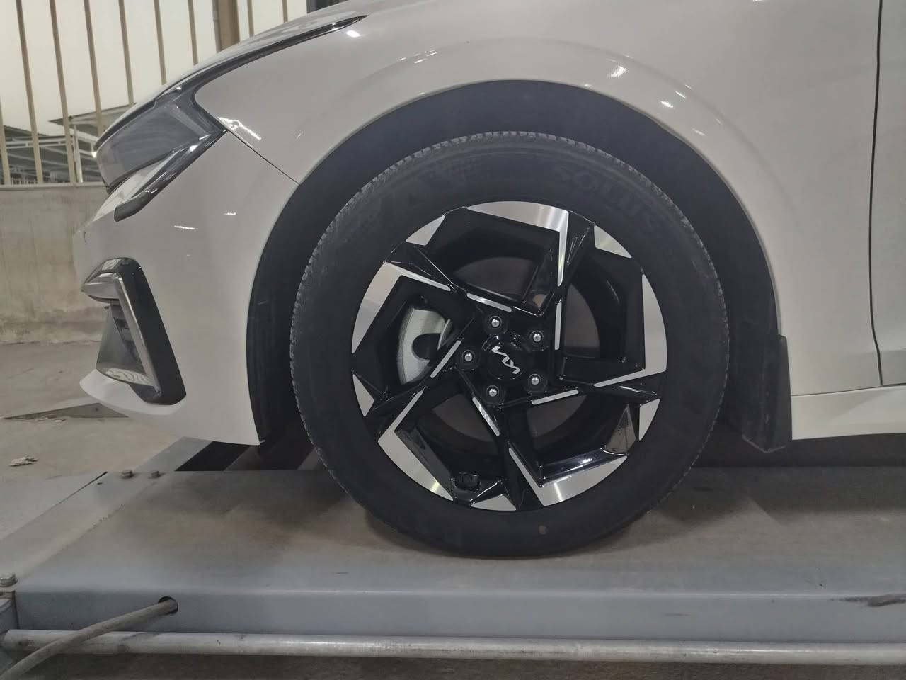 السلام عليكم شباب
للبيع K5 2024

خليجي مكفولة  من كلشي ماشية 34  الف كيلووو السياره على وضع الشركه   رقم بغداد انگليزي تحويل مباشر مواصفات بصمة كشن كهرباء شاشة متصل وتدعم نضام ابل كار بلي كامرة خلفية حساسات امامي خلفي لد امامي داخل ابيض تحكمات كاملة تشغيل عن بعد تبريد شاشة قطعتين تبريد بصمة باب    المراياة تفتح عند  الاقتراب  وكذالك اناره بالباب  ويل 17   يفتح الصندوق عند الاقتراب محرك 2500  السياره على وضع الشركه الكشنات اني مغلفهن دوشمه جاهزه الگير اي تي 8 نمر  مود تحكم اربع انضمه السعر 210  بيها مجال بسيط مكاني بغداد 

*********** بيه واندتس وموجود ما سنجر
