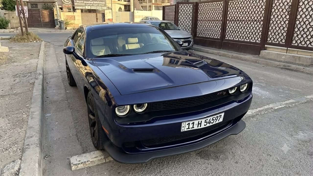 دوج جالنجر 2017 SXT 

 اللون الخارجي: نيلي مميز (Indigo Blue)
 المحرك: 6 سلندر، بسعة 3.6 لتر (Pentastar V6) اقتصادي وقوي (305 حصان)
 الكير: أوتوماتيك 8 سرعات (تبديل ناعم ورياضي)
 اللوحة:  الرقم الجديد بغداد

الحادث/  بنيد وجاملغ

تبريد ثلج بشرط
المواصفات 
رادار جانبي
رادار خلفي
ويل رياضي  20
شاشه و كامره دواره
كاربلي
اندرويد اوتو
بيرفورمنس بيج لعرض جميع قدرات السياره
شفتات ستيرن
كشنات حضن رياضي
كشن سائق كهرباء 
دكمه سبورت

مكان السيارك بغداد السيدية

للاستفسار اتصل
***********
