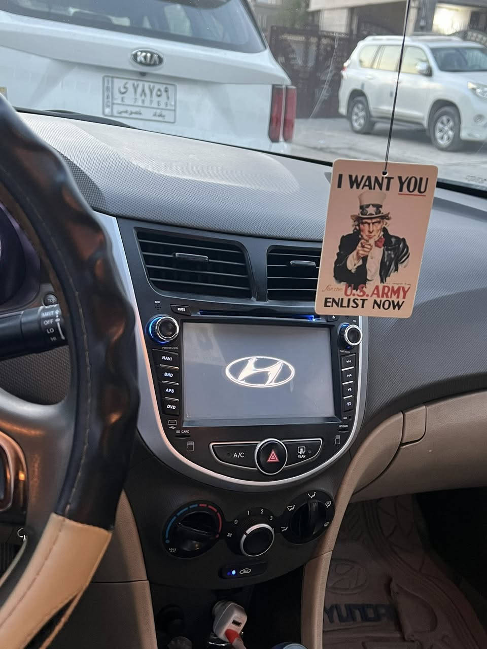 سلام عليكم اكسنت موديل 2014 على وضع الشركه بسمنه رقم بغدادالسياره جديده ماشيه 60 حقيقي السياره فول محرك 1600 دبل قطره برغي ممفتوح بيهه موصفات السياره فتحه اربعه دسك خمسه ويلكب خمس تجاوي بيهه طخه بل باب ومشر عليه صبغ للستفسار الاتصال *********** مكاني بغداد
