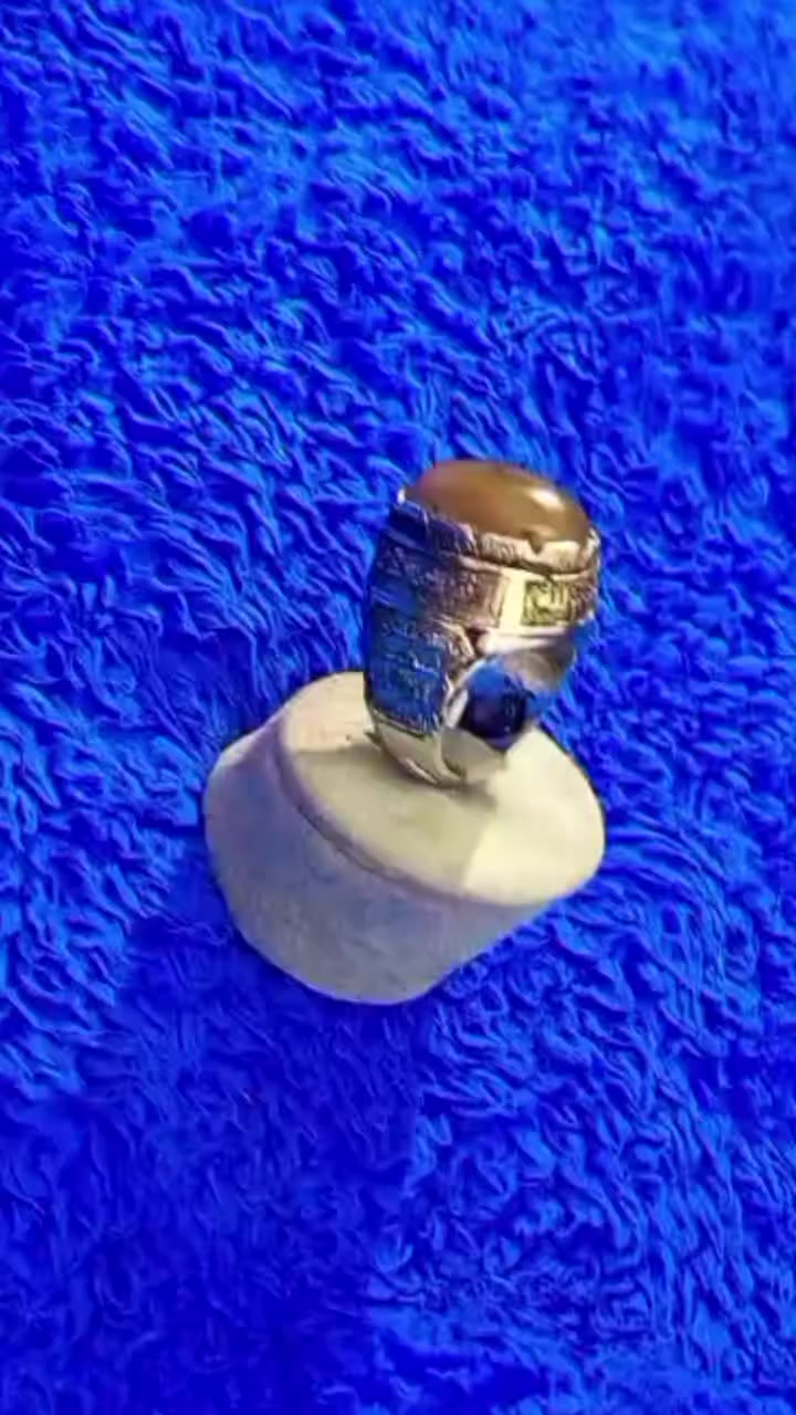 💎🔥 خاتم فاخر صياغة يدوية 🔥💎
قطعة نادرة جدًا بتصميم جديد ومميز ✨
بحجر سليماني مصوّر بنقوش روحانية قوية 🧿
📿 منقوش عليه:
"بسم الله الرحمن الرحيم، ألا تعلوا عليّ وأتوني مسلمين"
ودعاء تحصين:
"تحصّنت بالحصن الذي أسسه الله، لا إله إلا الله محمد رسول الله، حيطانه سلام قول من رب رحيم"
🦁 "أنا الأسد سهمي نفد منه المدد بفضل قل هو الله أحد"
⚒️ صياغة يدوية متقنة
🥈 فضة عيار 925 مختومة
✨ جديد 100%
📍 جرمانا – ساحة الكرامة
🚚 شحن للمحافظات (القدموس) حوالة مسبقة حصراً
📞 0984806548
#خاتم #فضة #925 #صياغة_يدوية #حجر_سليماني #تحف #نادر #جرمانا #دمشق #اكسسوارات #رجالي #فخامة #ستايل #تجارة #بيع #سوريا 🔥


**إذا كنت صاحب هذا الإعلان وتريد حذفه لأي سبب، رجاءا أرسل رسالة إلى الدعم الفني**