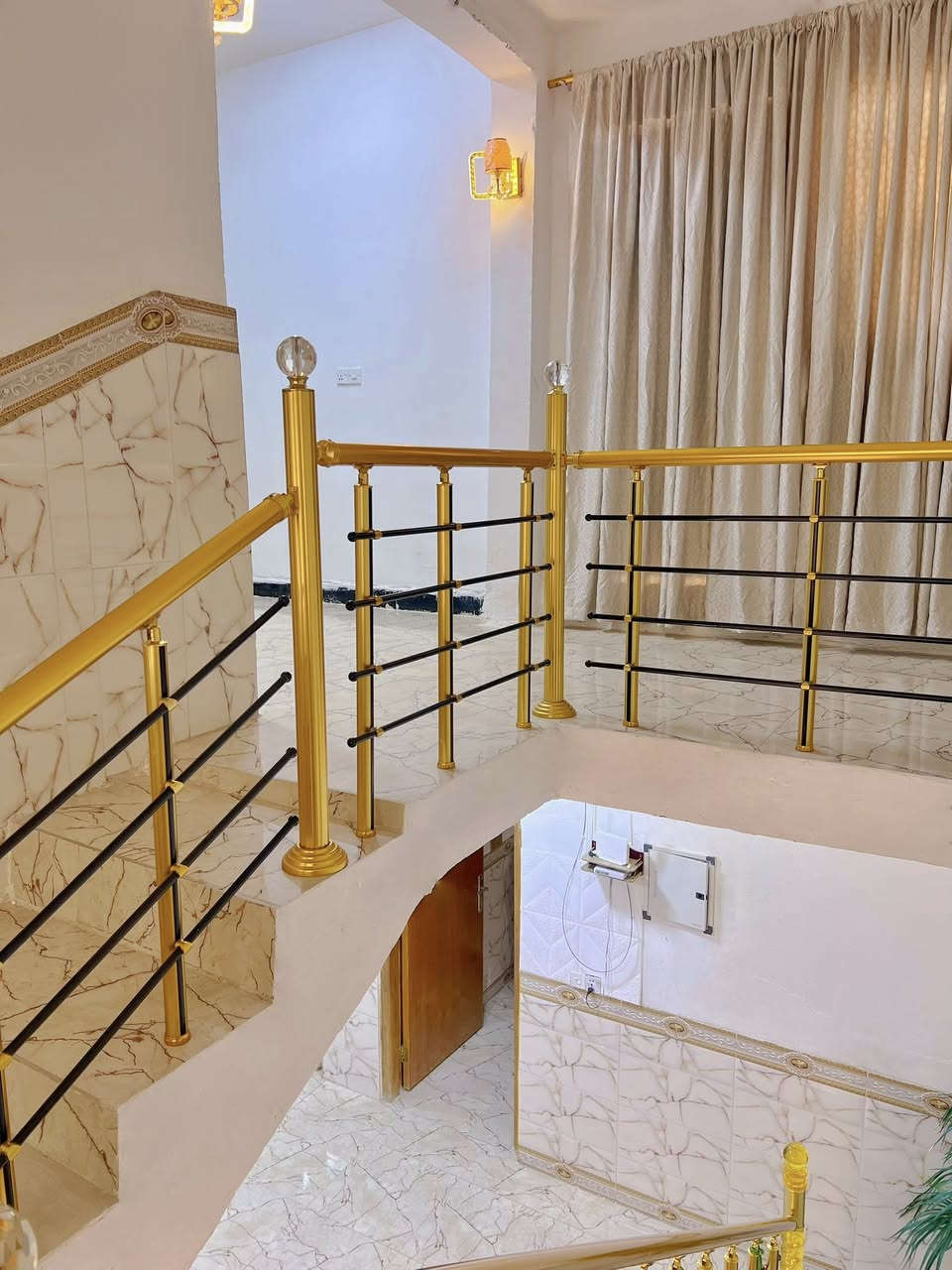 البيت للبيع
 ١٥٠ متر
يحتوي على استقبال ٦ونص في ٤
المطبخ ٤في ٣
الصاله ٦ في ٣
يحتوي على غرفتين الجوه ٥في ٤
والقاط الثاني غرفه ٥في ٤ 
وصاله ٦ في ٣
يحتوي عله حمام داخلي وحمام خارجي وصحيات
ومحل خارجي ٢ في٣
ومنور للاستفسار الاتصال على
***********
