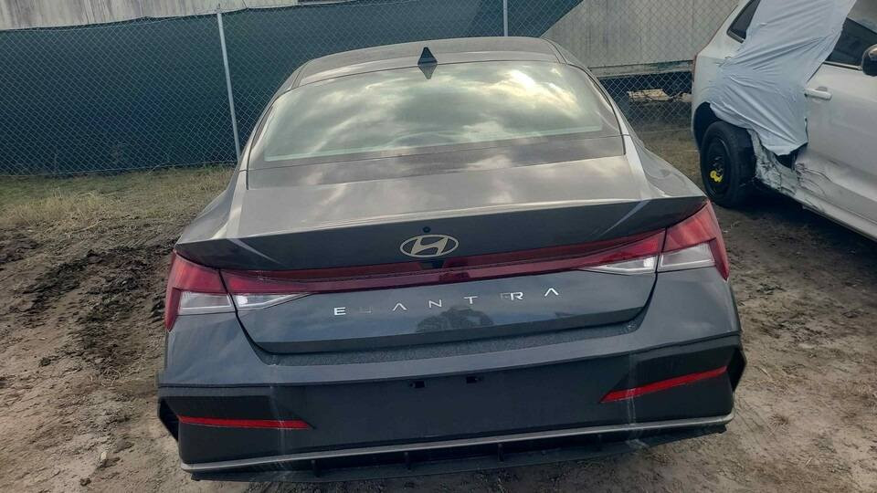 السلام عليكم 
Hyundai Elantra 2025 للبيع 
لون مميز سياره كلش نضيفه ومكفوله عده الحادث الموضح بلصوره كار فاكس بدون مسبق السياره حاليا مشحونه للعقبه بعد 15 يوم توصل رقم الحاويه موجود مع صور النقل ابيع واصل عمان بدون تصليح أو بغداد مصلح وبدون تصليح حسب الاتفاق 
للاستفسار *********** مكاني بغداد بغداد, العراق
