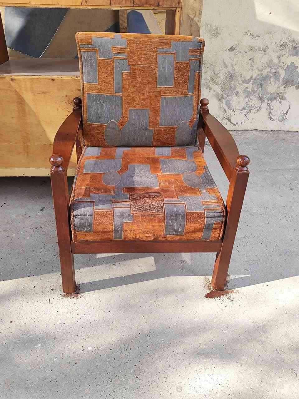 كرسين نظاف حيل
المكان الزنجيلي 
السعر الواحد 15 ألف 
الرقم ***********
