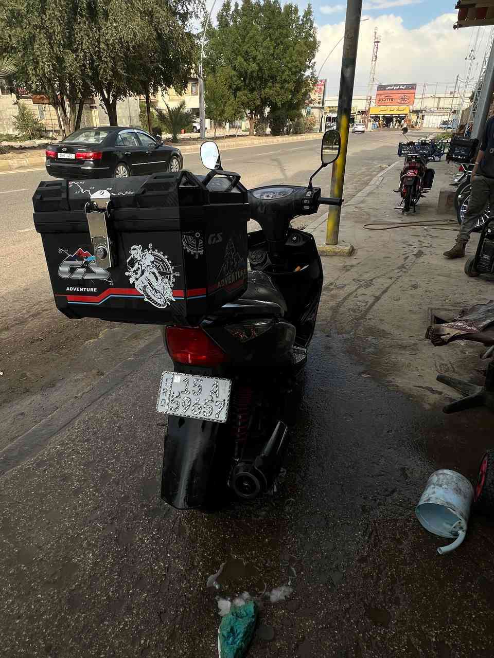 دراجة ماكس ثعلب للبيع 
مرقمة وكاملة وتحويل ثاني يوم 
المكينة مفتوحة ومجفتة تجفيت مضبوط صار سنة تقريبا 
كلجات بلادي 
كابريتر لبلادي موجودة ولدراجة محولها كابريتر ايران 
الدراجة بيها صندوك مثل ما موضح بالصورة ومرايات 
وباتري جديد نوعية فول 
«(ملاحضة)» 
 بس يرادلها المثلث الامامي و المثلث لجوة الكشن الي يم الكور 
الاستفسار 
***********
***********
السعر 
650 الف وبيها مجال 
مكاني الفلوجة حي نزال
