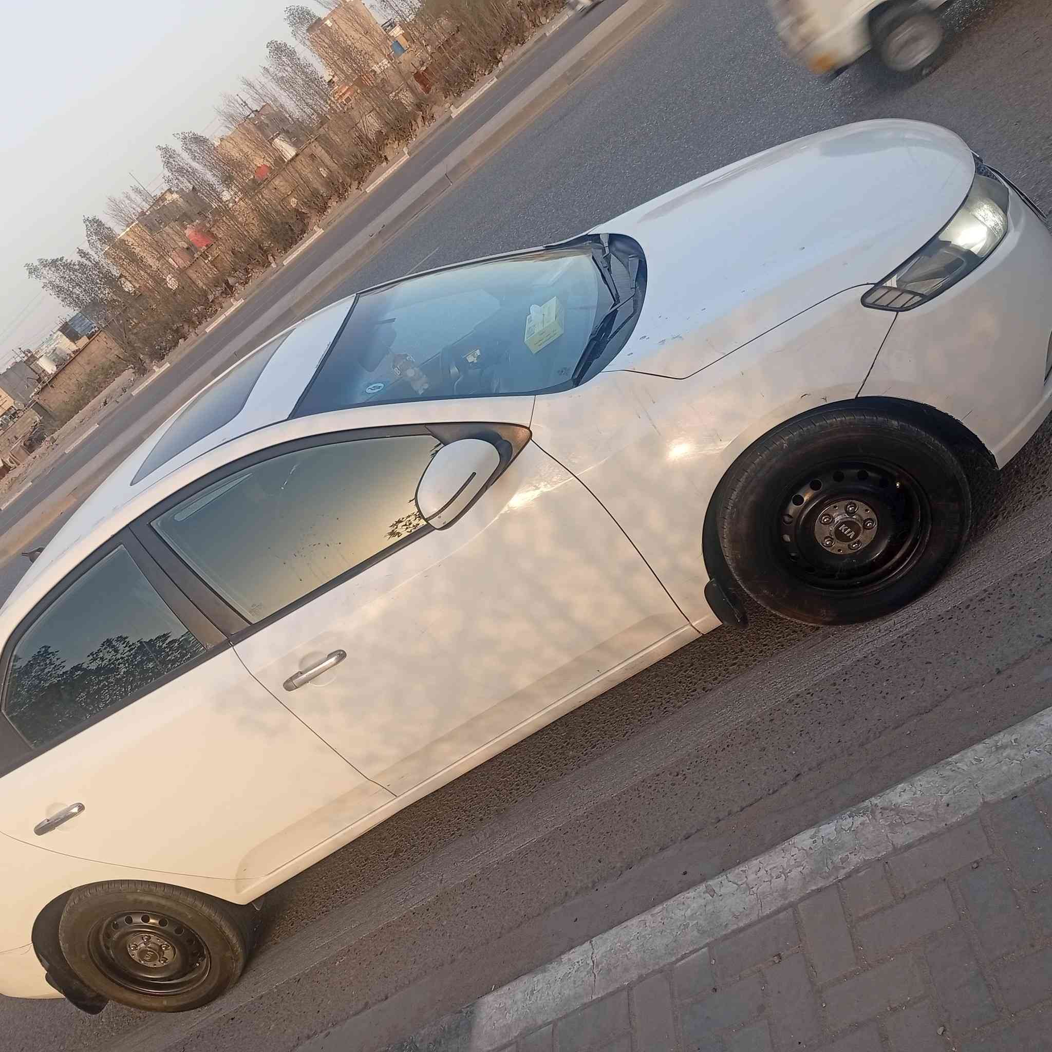 السلام عليكم كيا سيراتو للبيع موديل 2013 فول مواصفات ما عدا البصمه تبريد منظومه جديده تخم تاير جديد بيها بوارد قليل قطعه واحده صبغ والسونار موجود المنشور سعر 100 صاحب السياره يريد تحويل رقم بصره مكان السياره بصره رقم الهاتف ***********
